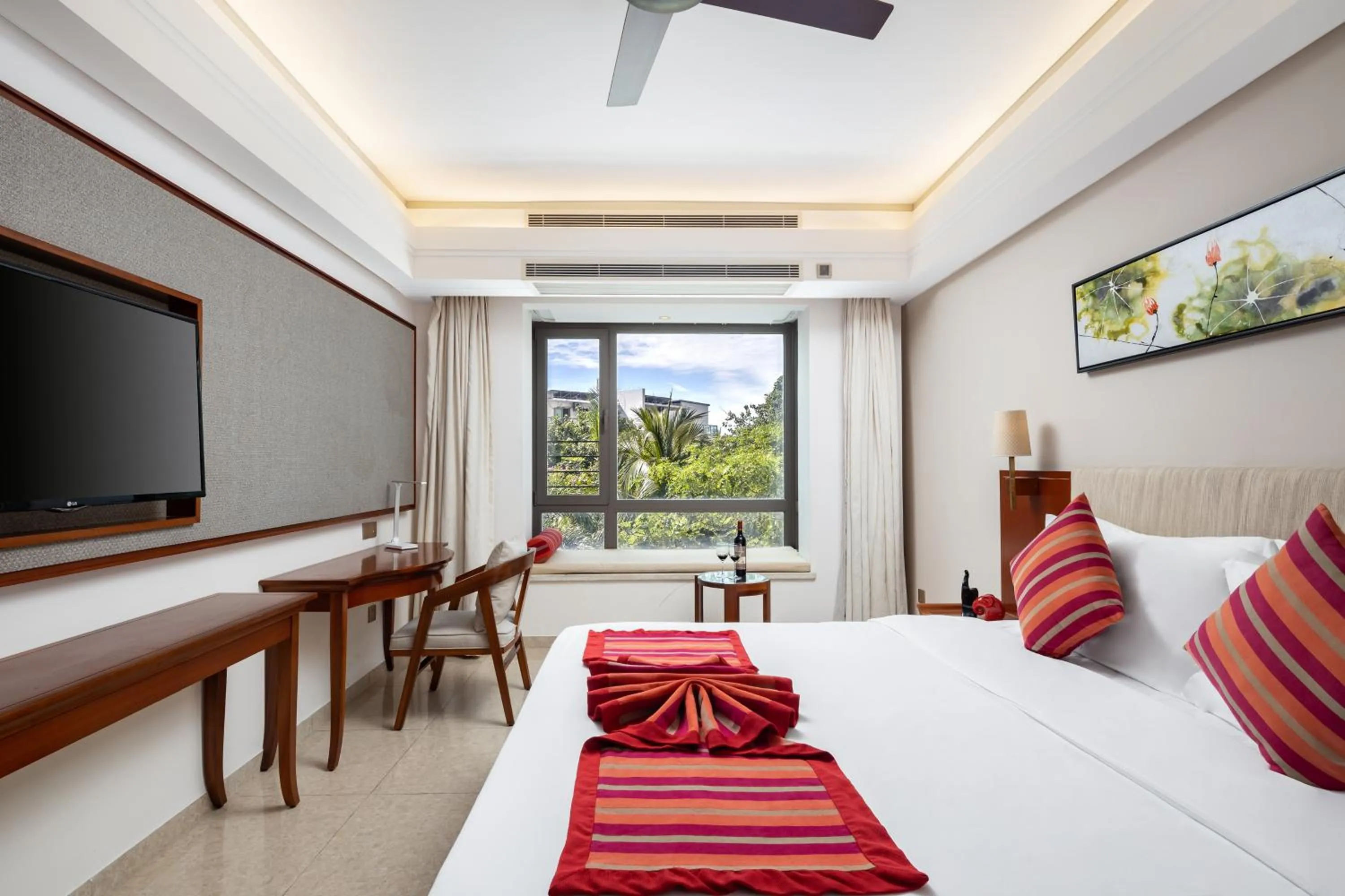 Bed in Sanya Seacube Holiday Hotel