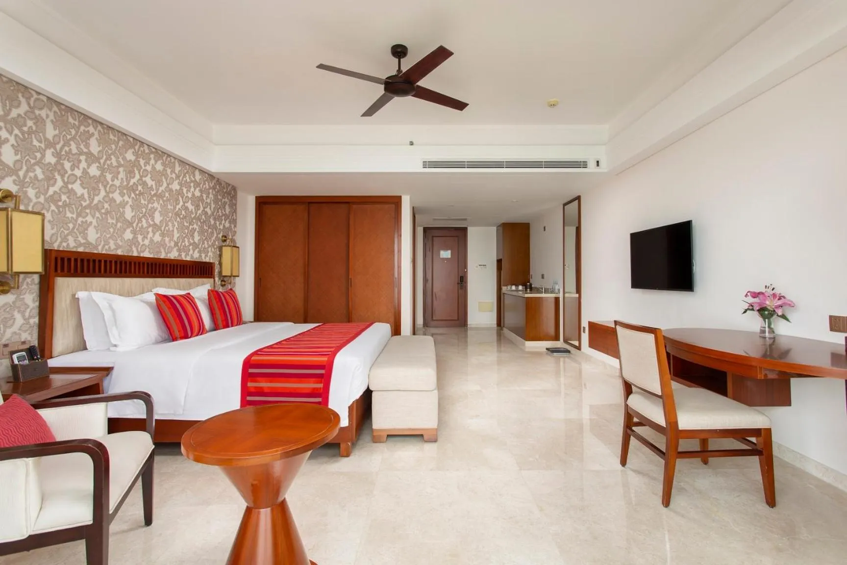Photo of the whole room, Bed in Sanya Seacube Holiday Hotel