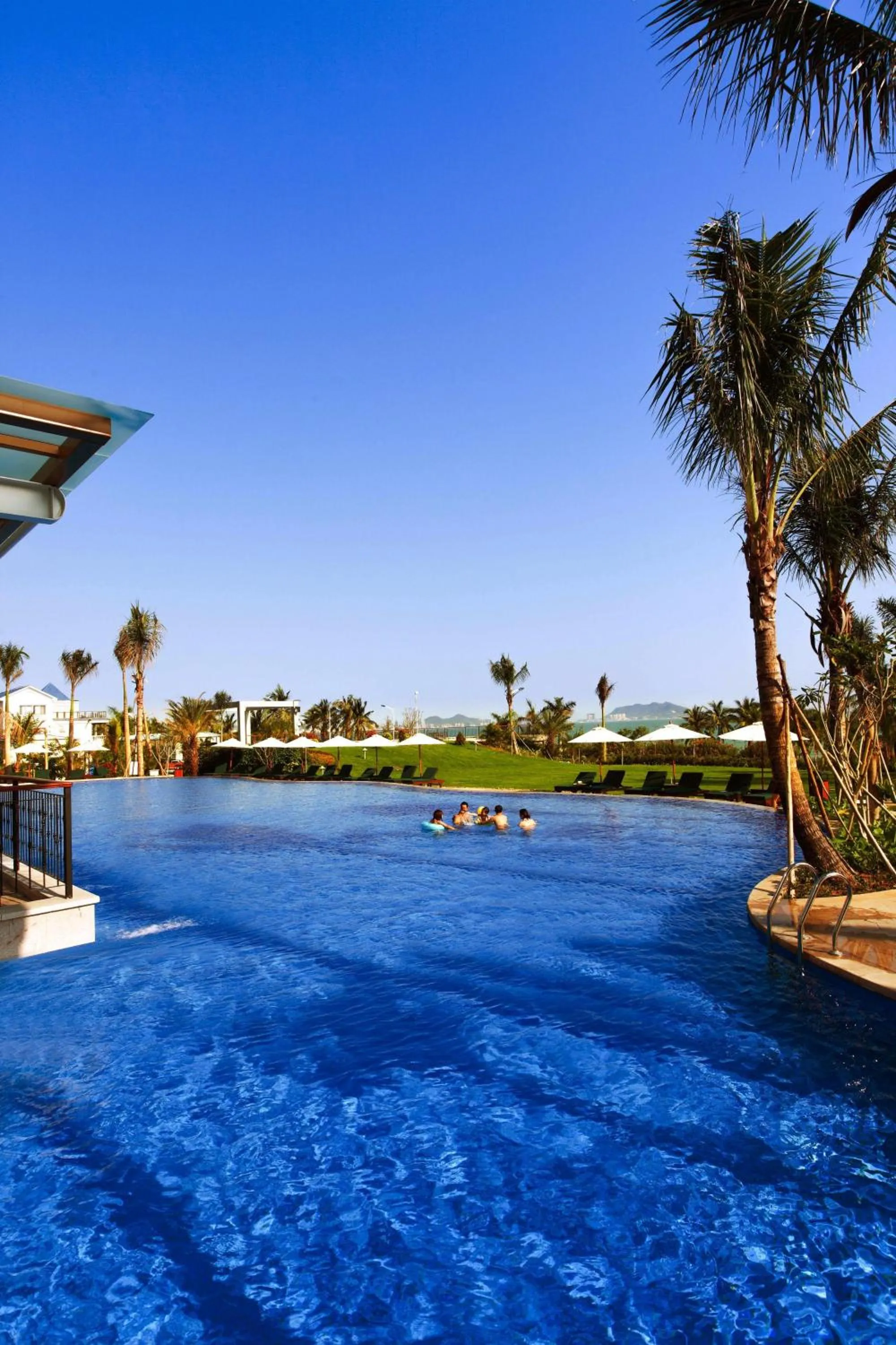 Swimming pool in Sanya Seacube Holiday Hotel