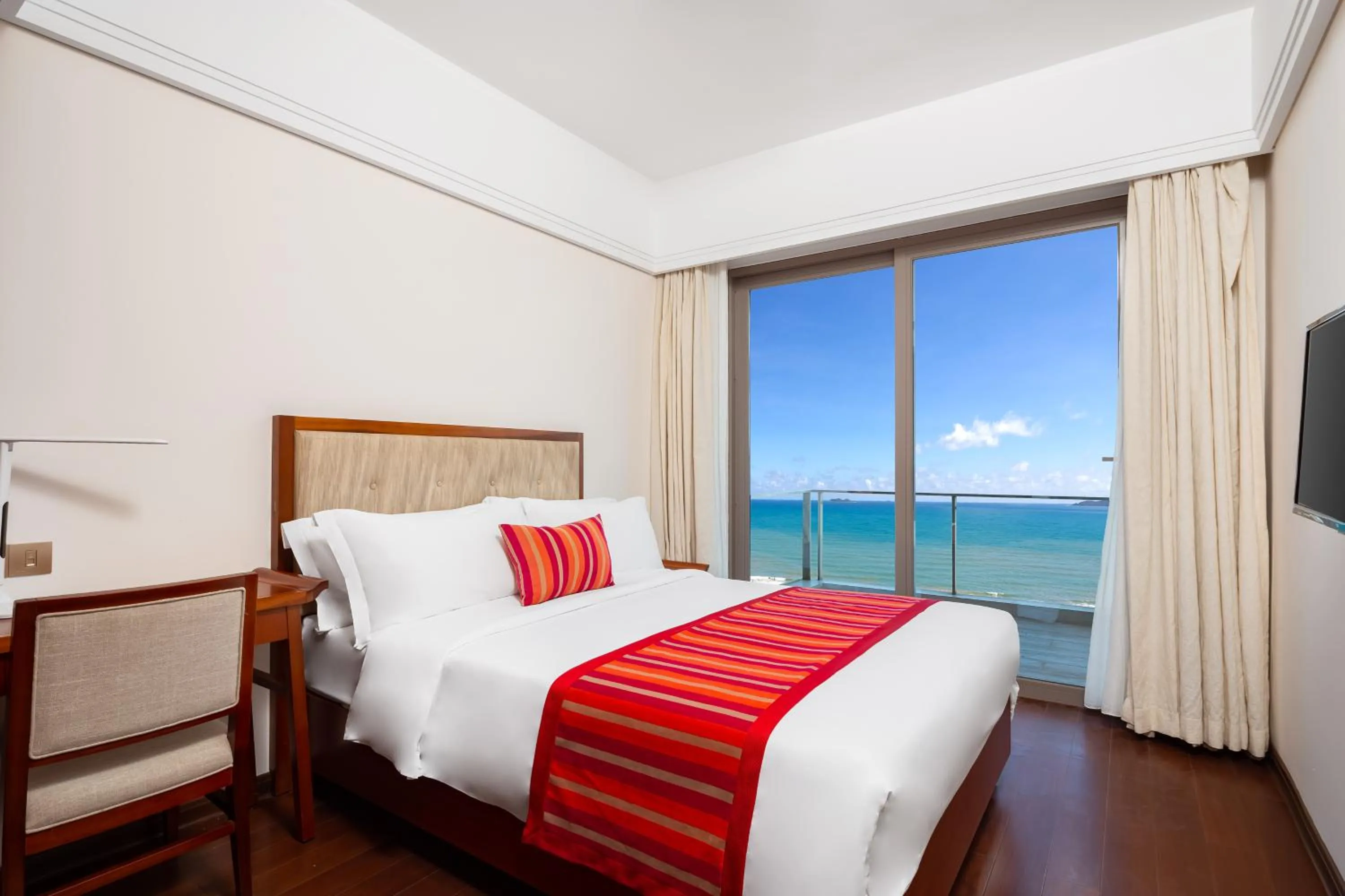 Balcony/Terrace, Bed in Sanya Seacube Holiday Hotel