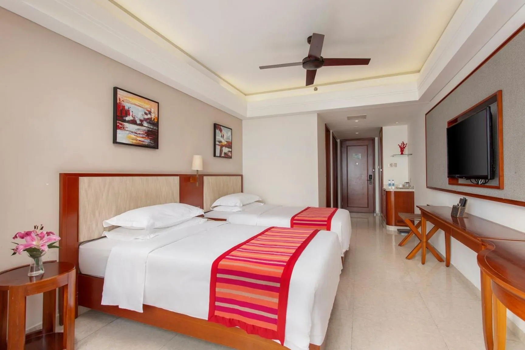 Bed in Sanya Seacube Holiday Hotel