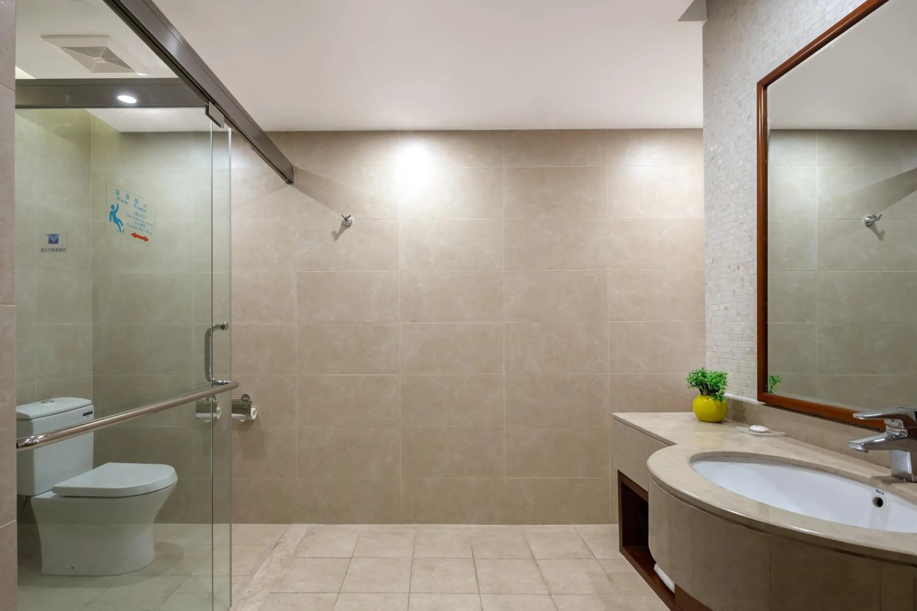 Shower in Sanya Seacube Holiday Hotel