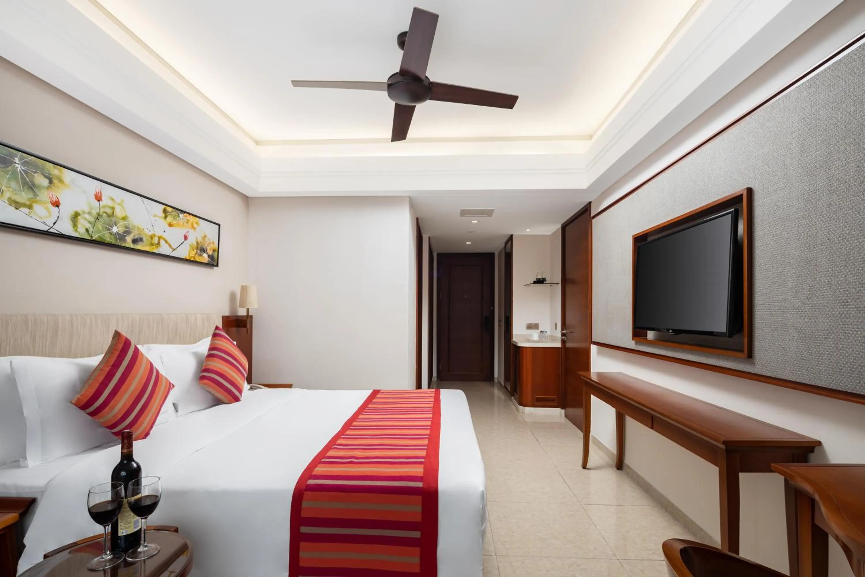 Bed in Sanya Seacube Holiday Hotel