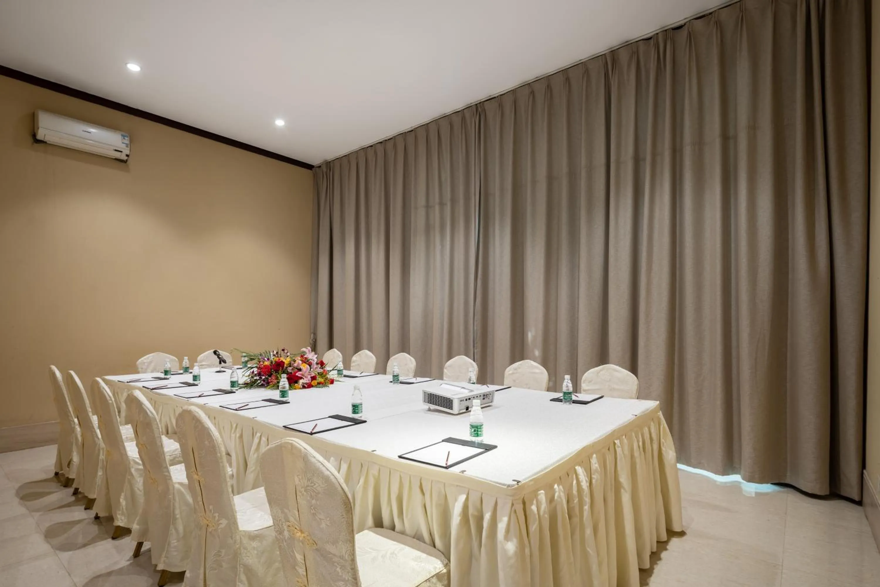 Sanya Seacube Holiday Hotel