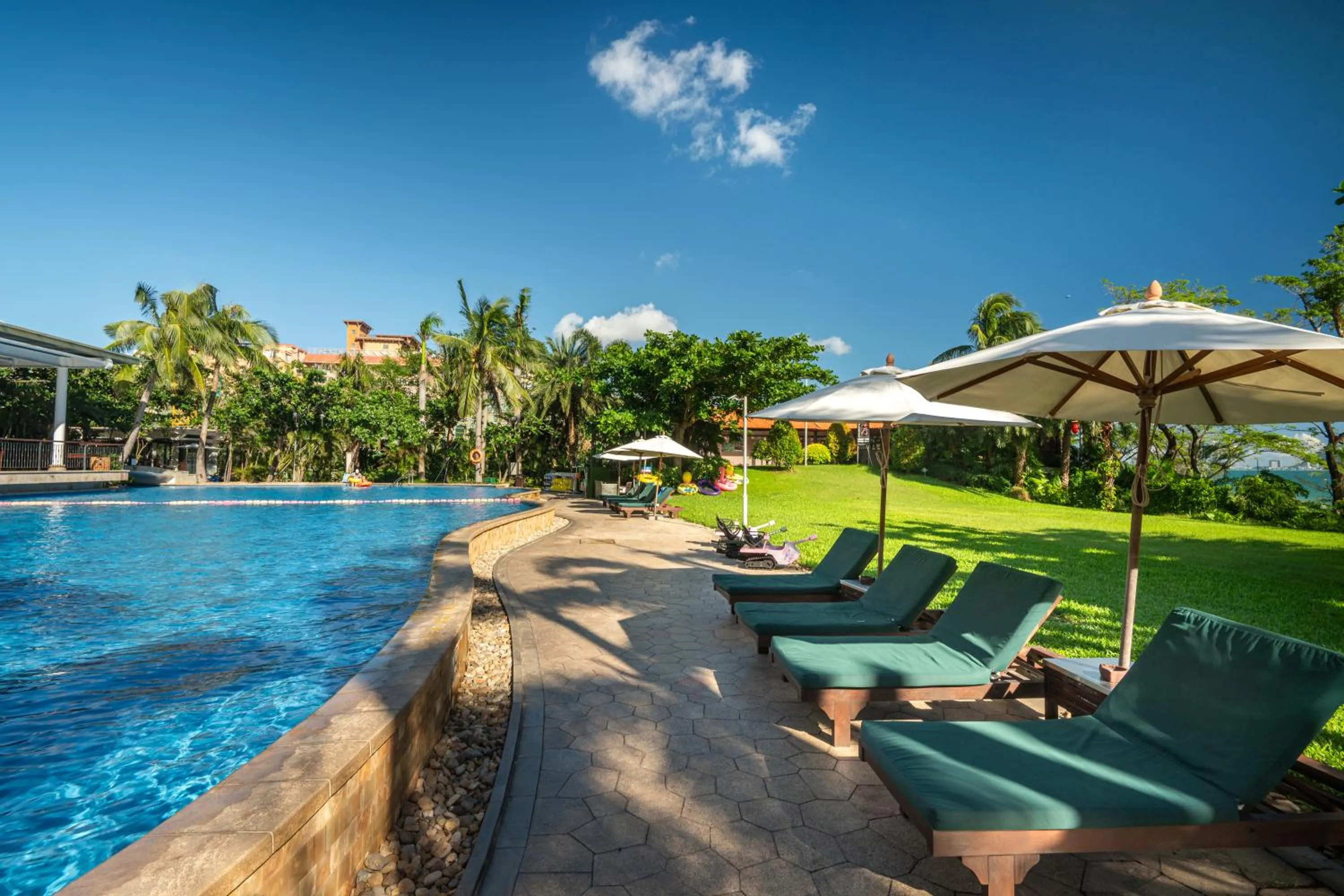 Garden in Sanya Seacube Holiday Hotel