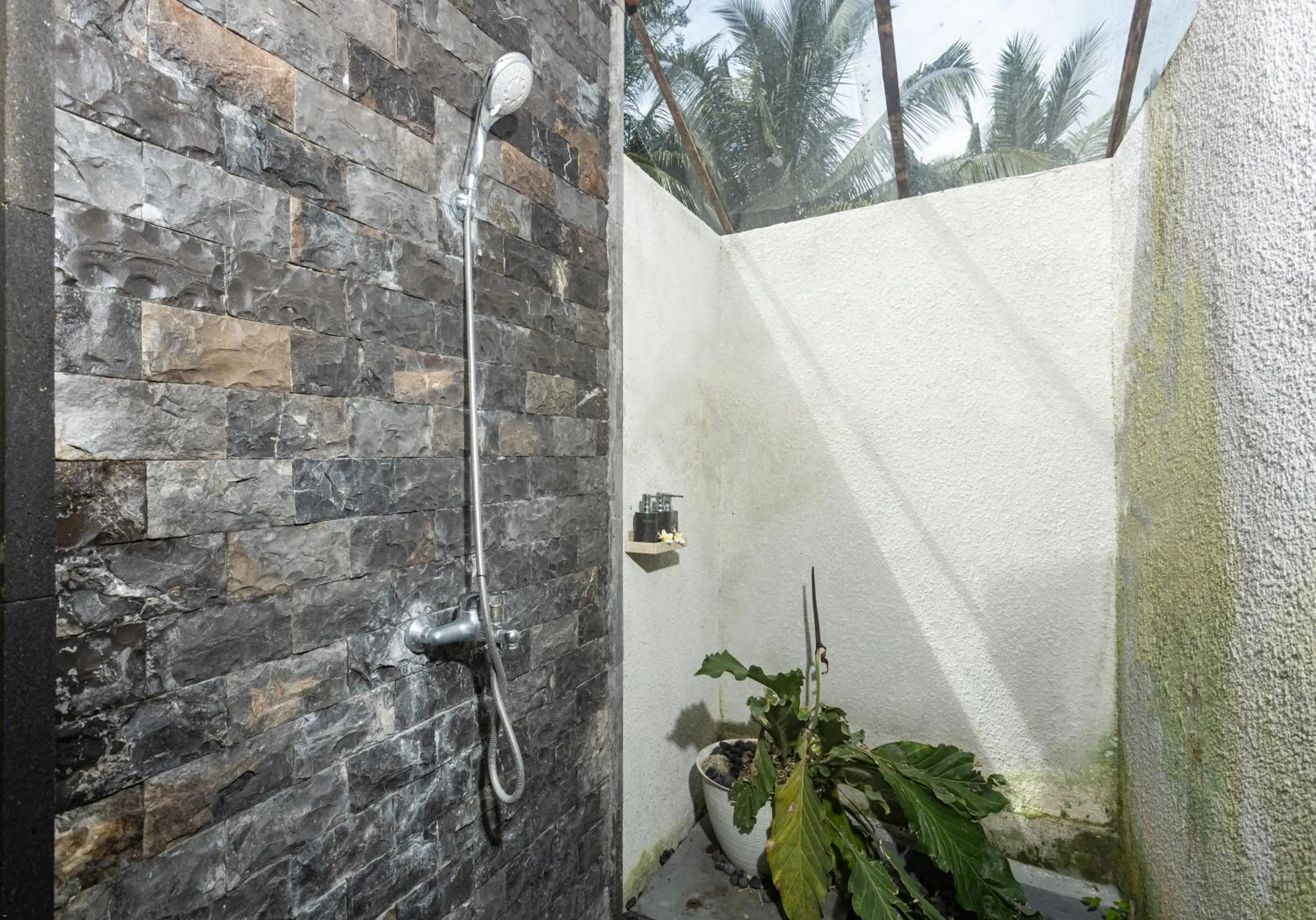 Shower in Meng Bengil Villa