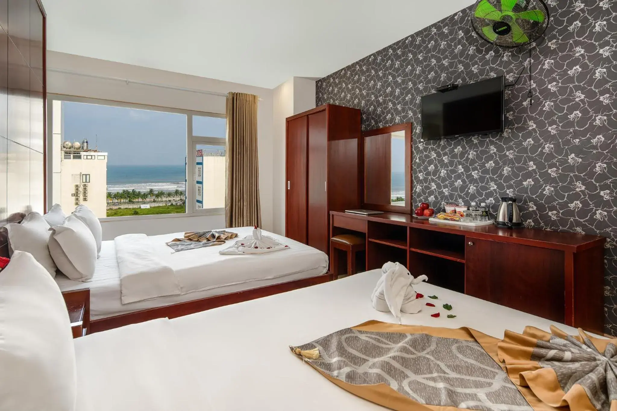 Deluxe Triple Room with City View in Valencia Da Nang Beach Hotel Deluxe Triple Room with City View in Valencia Da Nang Beach Hotel