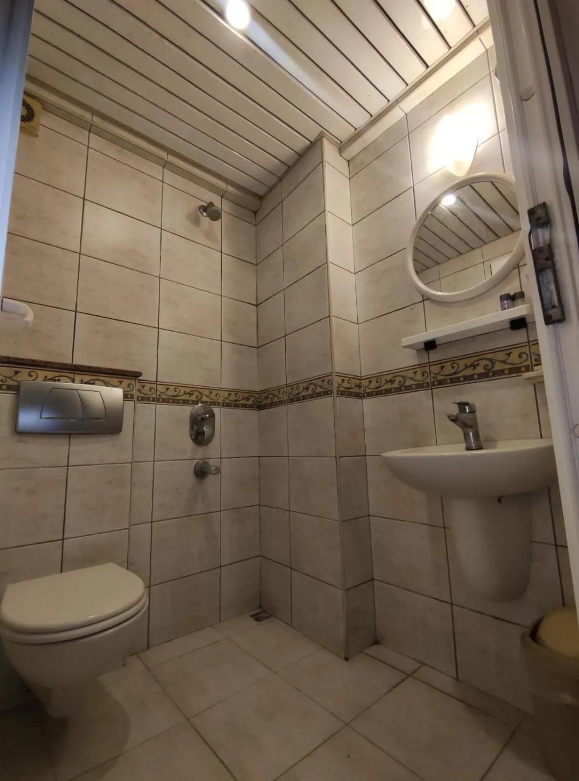 Shower in Hotel Nayla