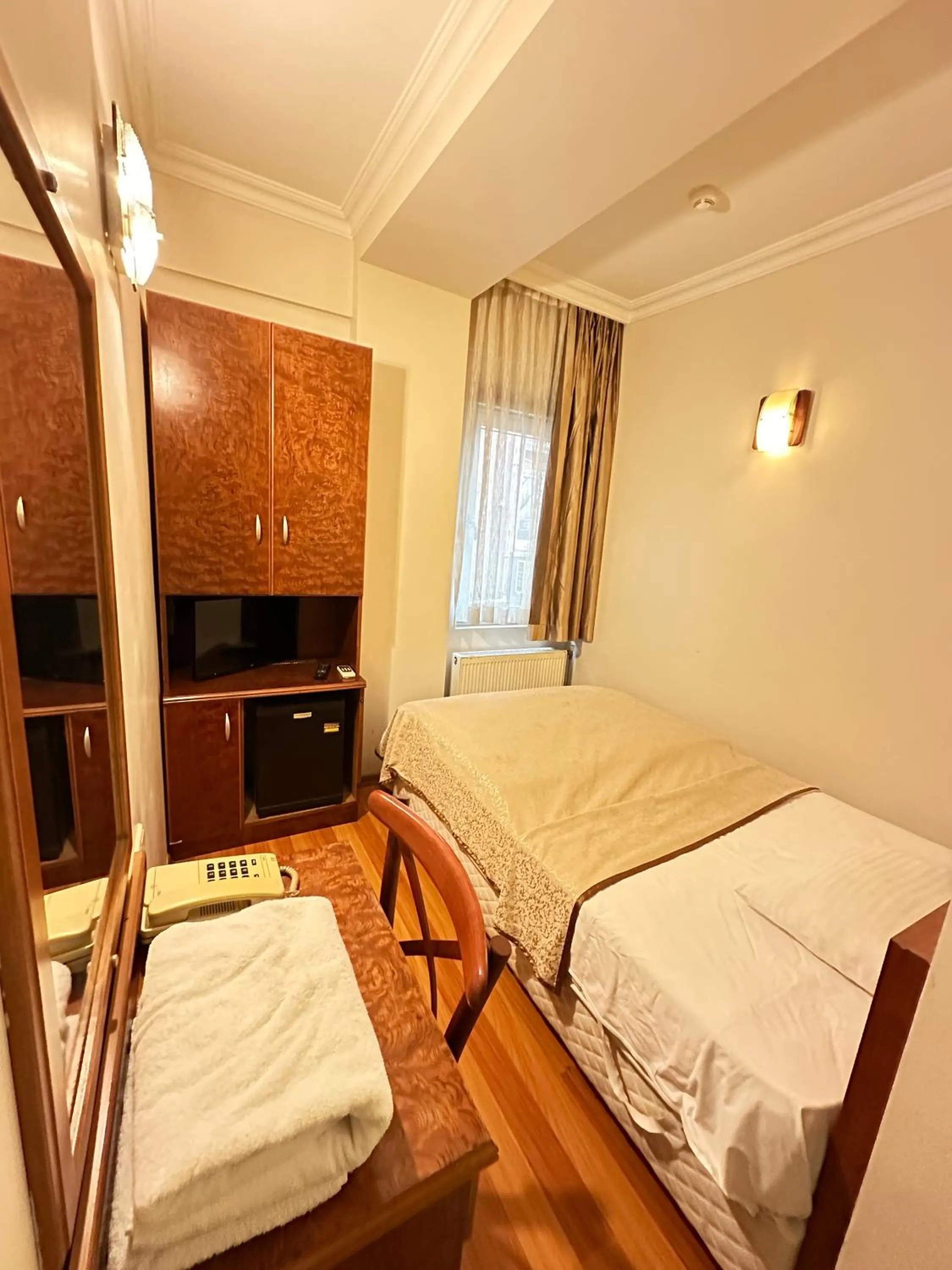 Shower, Bed in Hotel Nayla