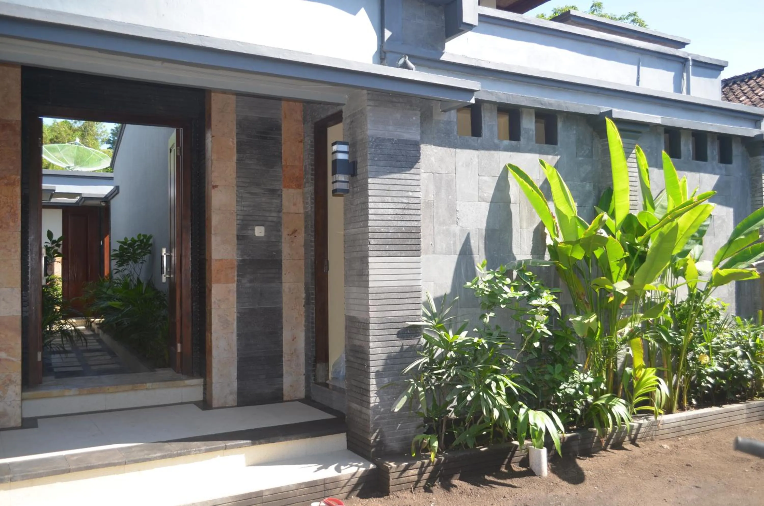 Facade/entrance in Villa Sahabat