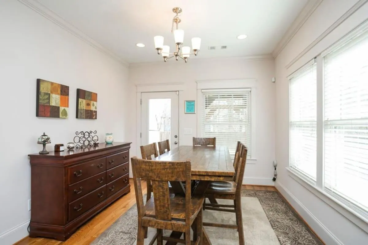 July Discount! Cottage Close to Downtown, Yard