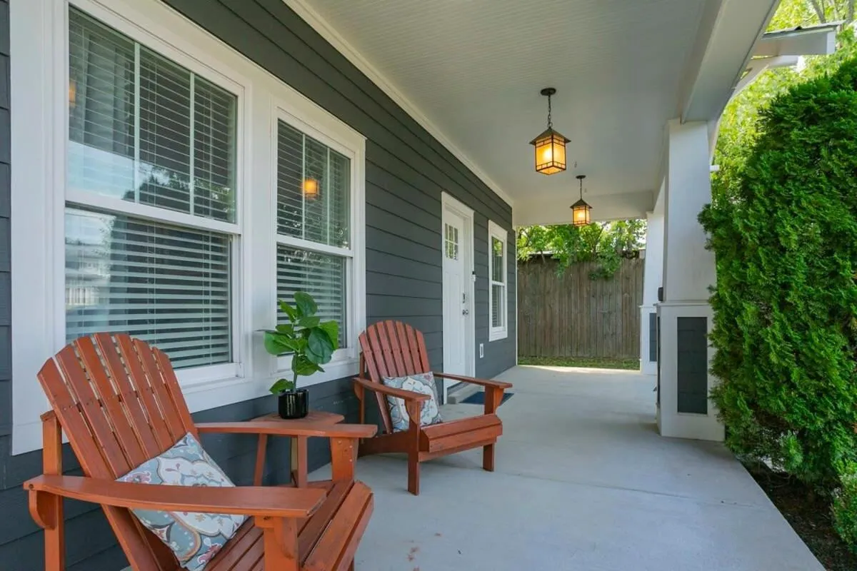 July Discount! Cottage Close to Downtown, Yard