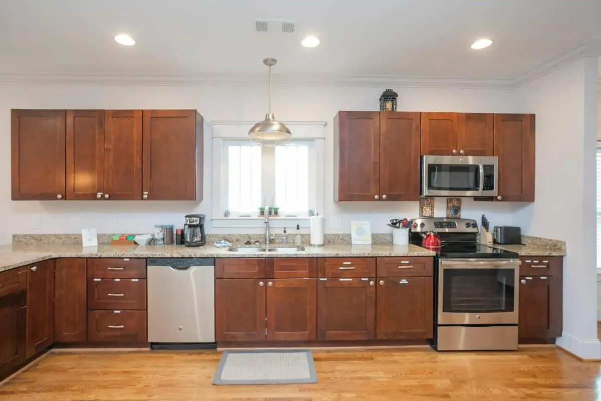 July Discount! Cottage Close to Downtown, Yard