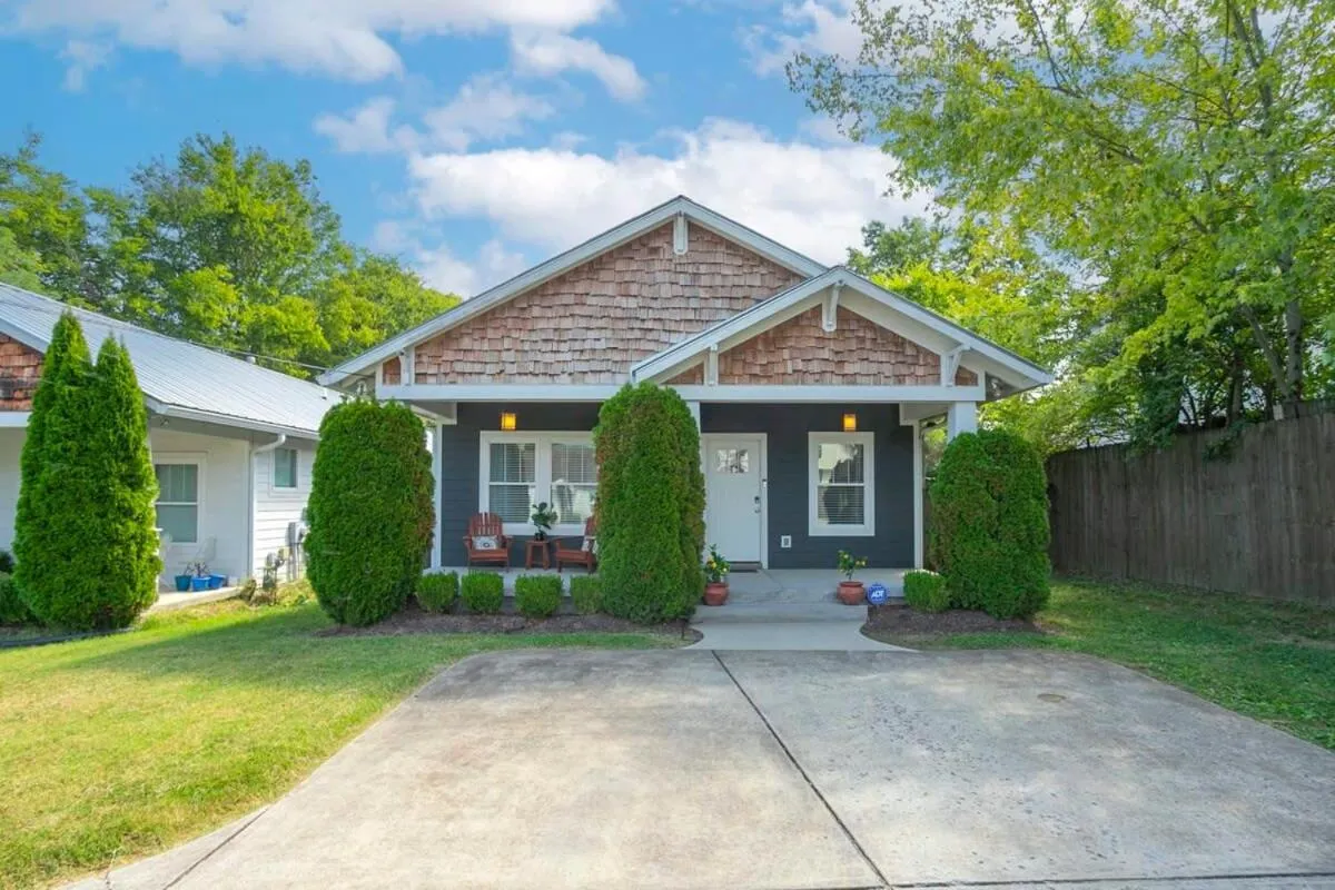 July Discount! Cottage Close to Downtown, Yard