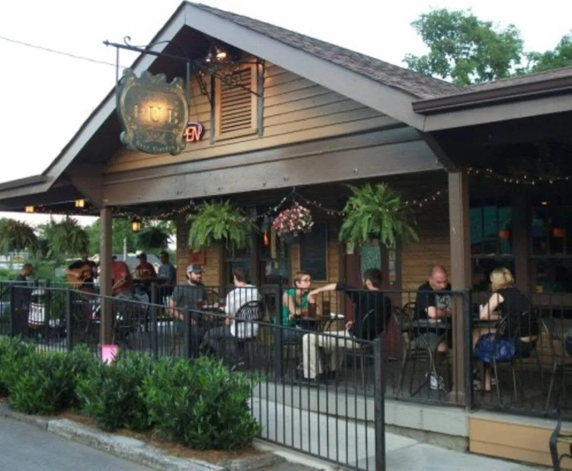 July Discount! Cottage Close to Downtown, Yard