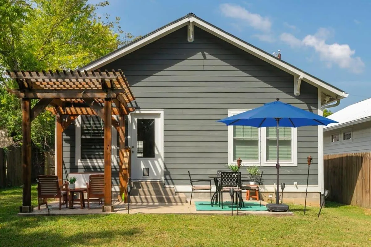 July Discount! Cottage Close to Downtown, Yard