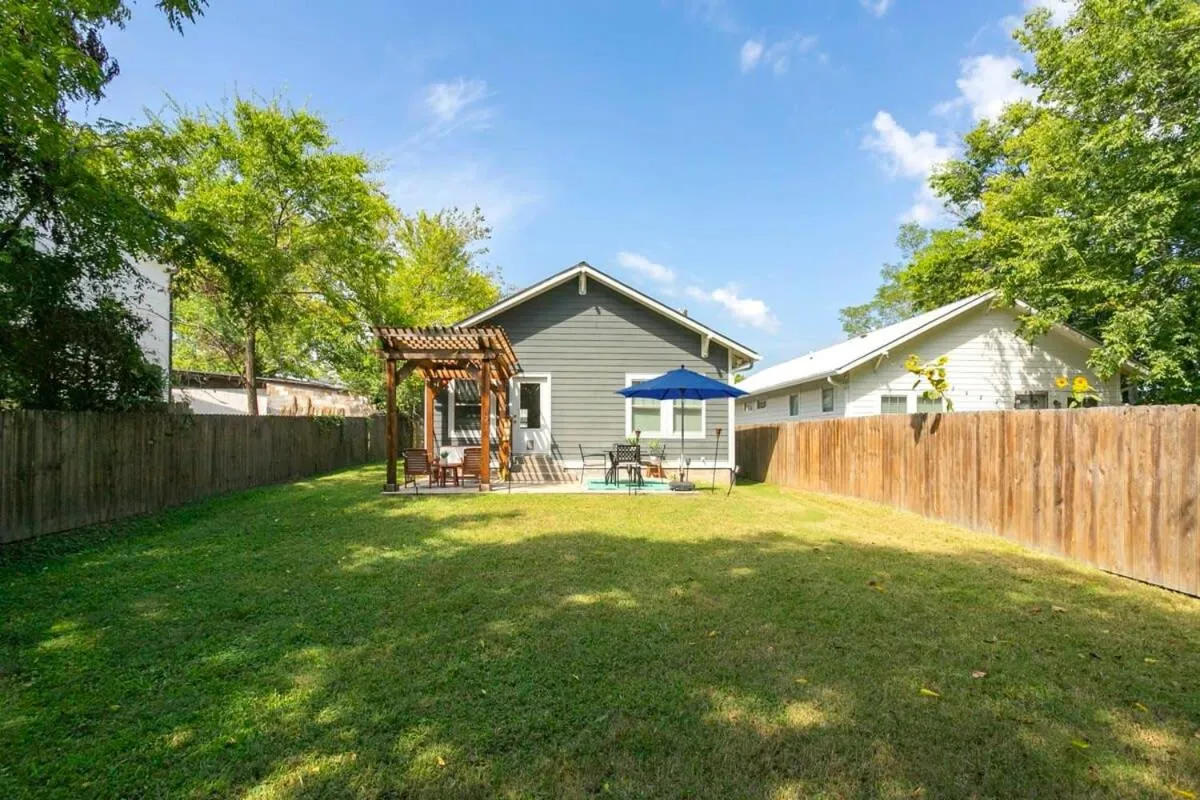 July Discount! Cottage Close to Downtown, Yard