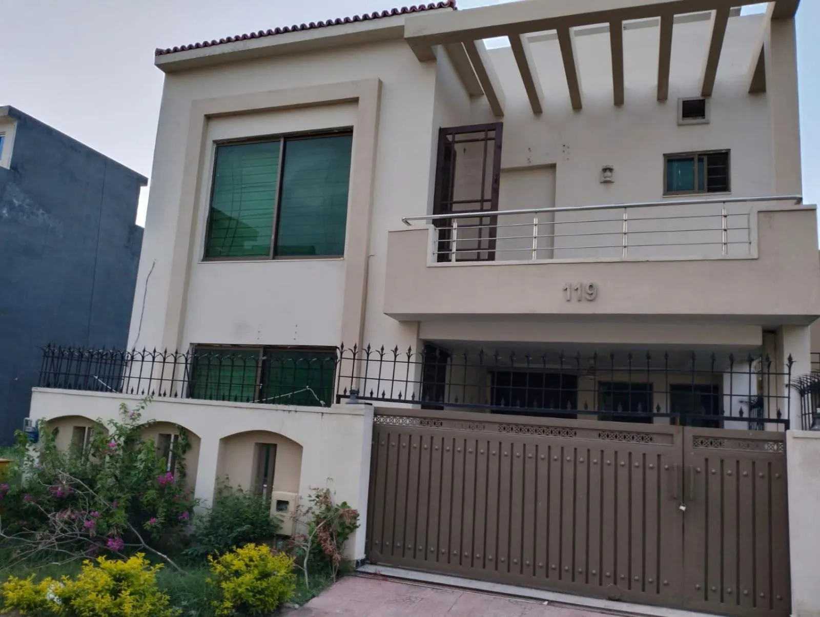 Property building in Peridot Vacation Inn, Bahria