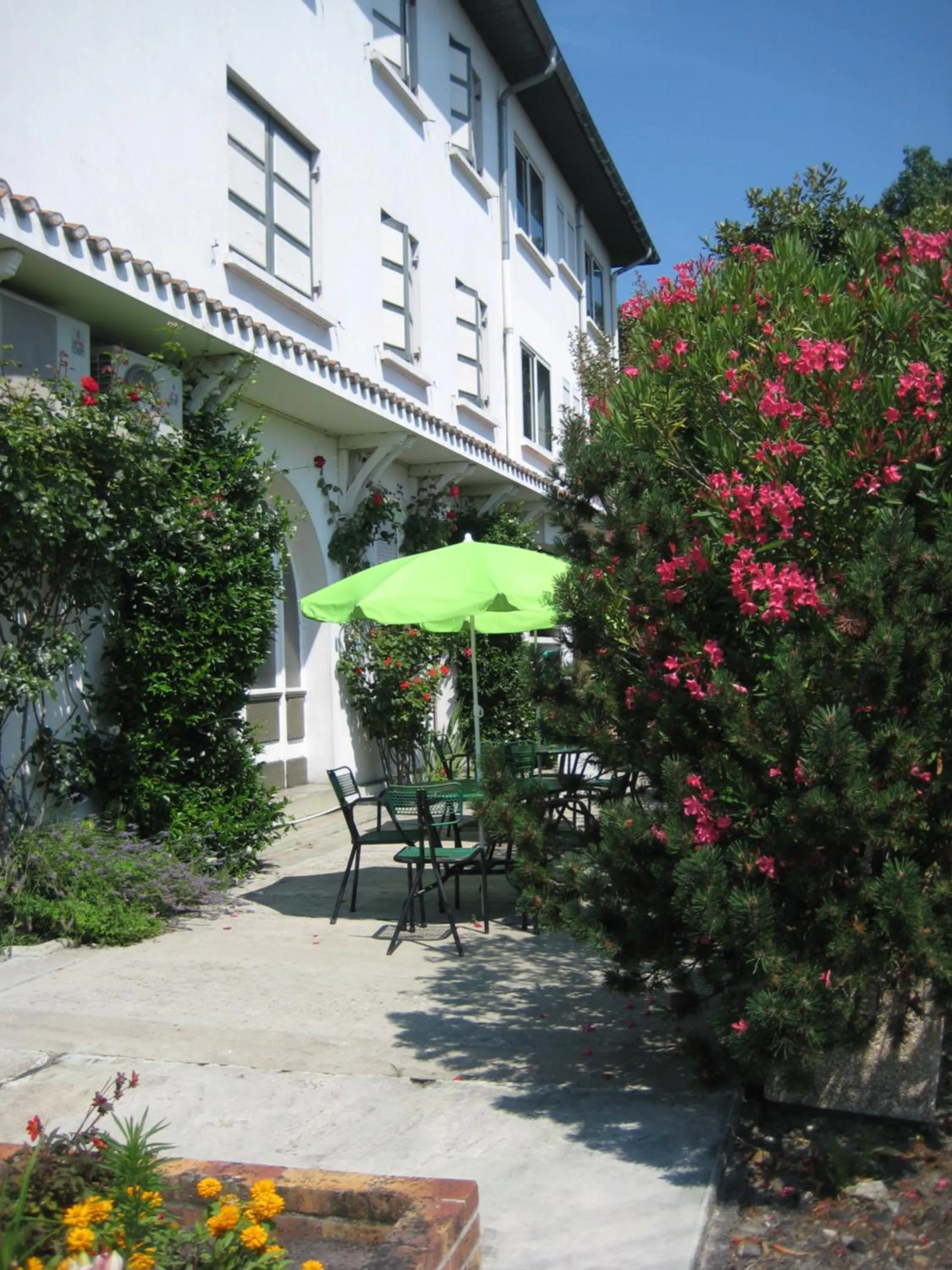 Patio in Hotel Bellevue de tradition familiale