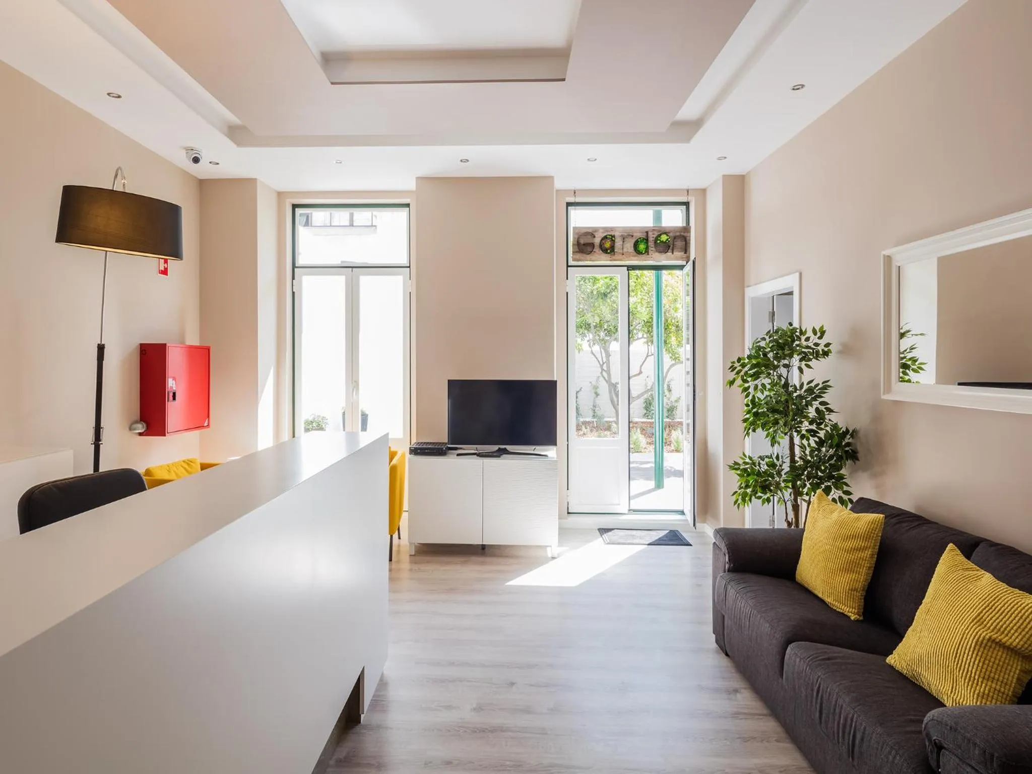 Communal lounge/ TV room, Bed in Vila Garden Guesthouse