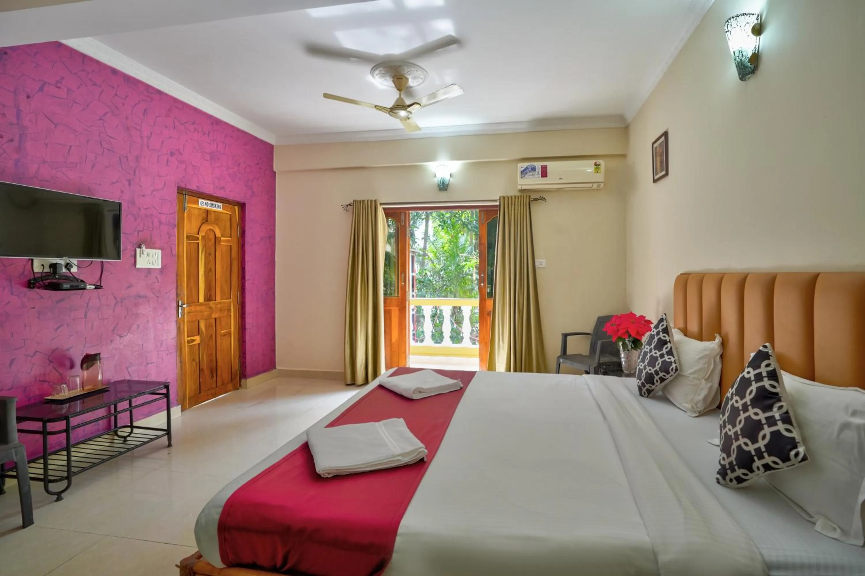 Bedroom, Bed in Hotel Leela Inn Candolim