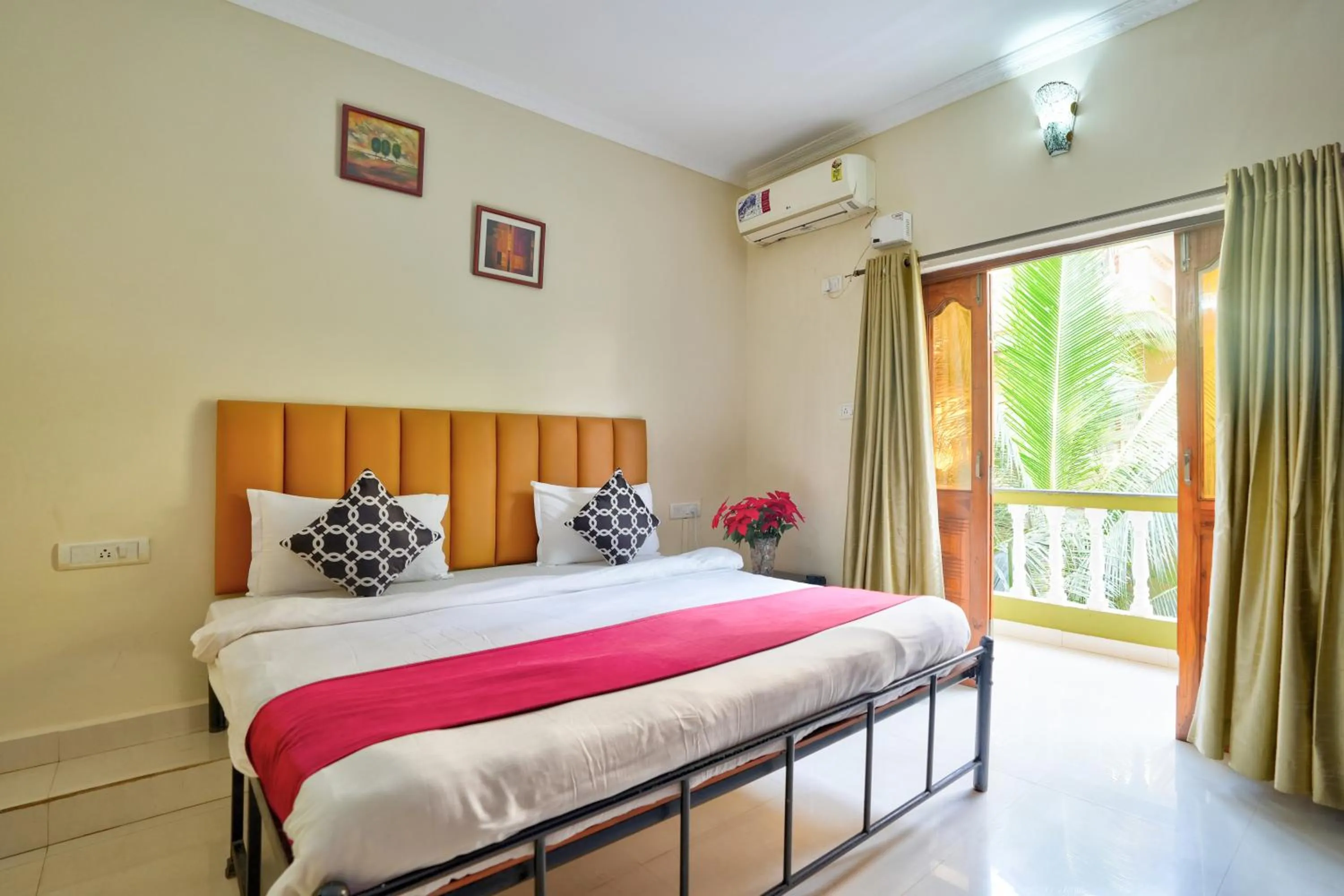 Bedroom, Bed in Hotel Leela Inn Candolim