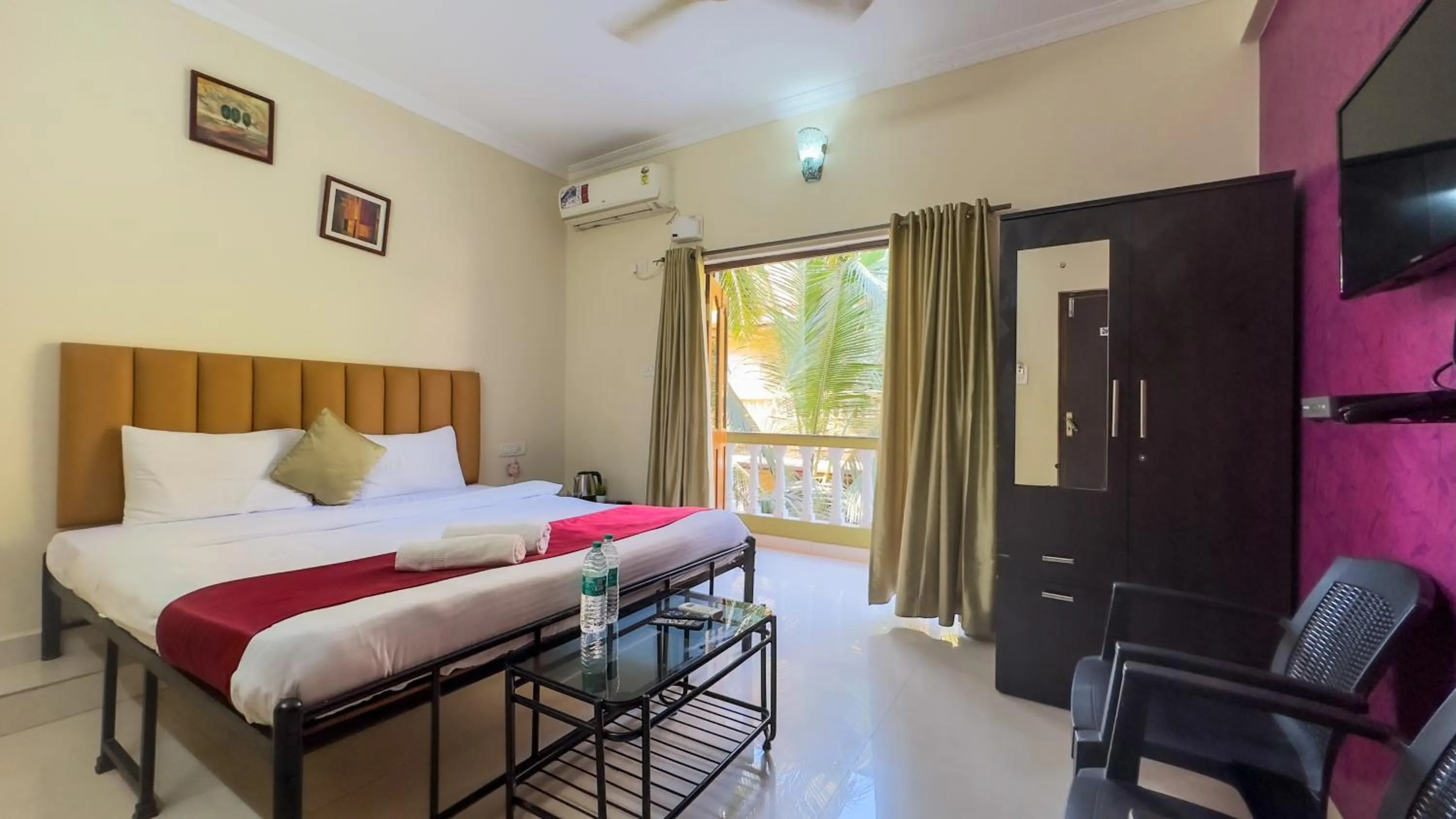 Photo of the whole room, Bed in Hotel Leela Inn Candolim