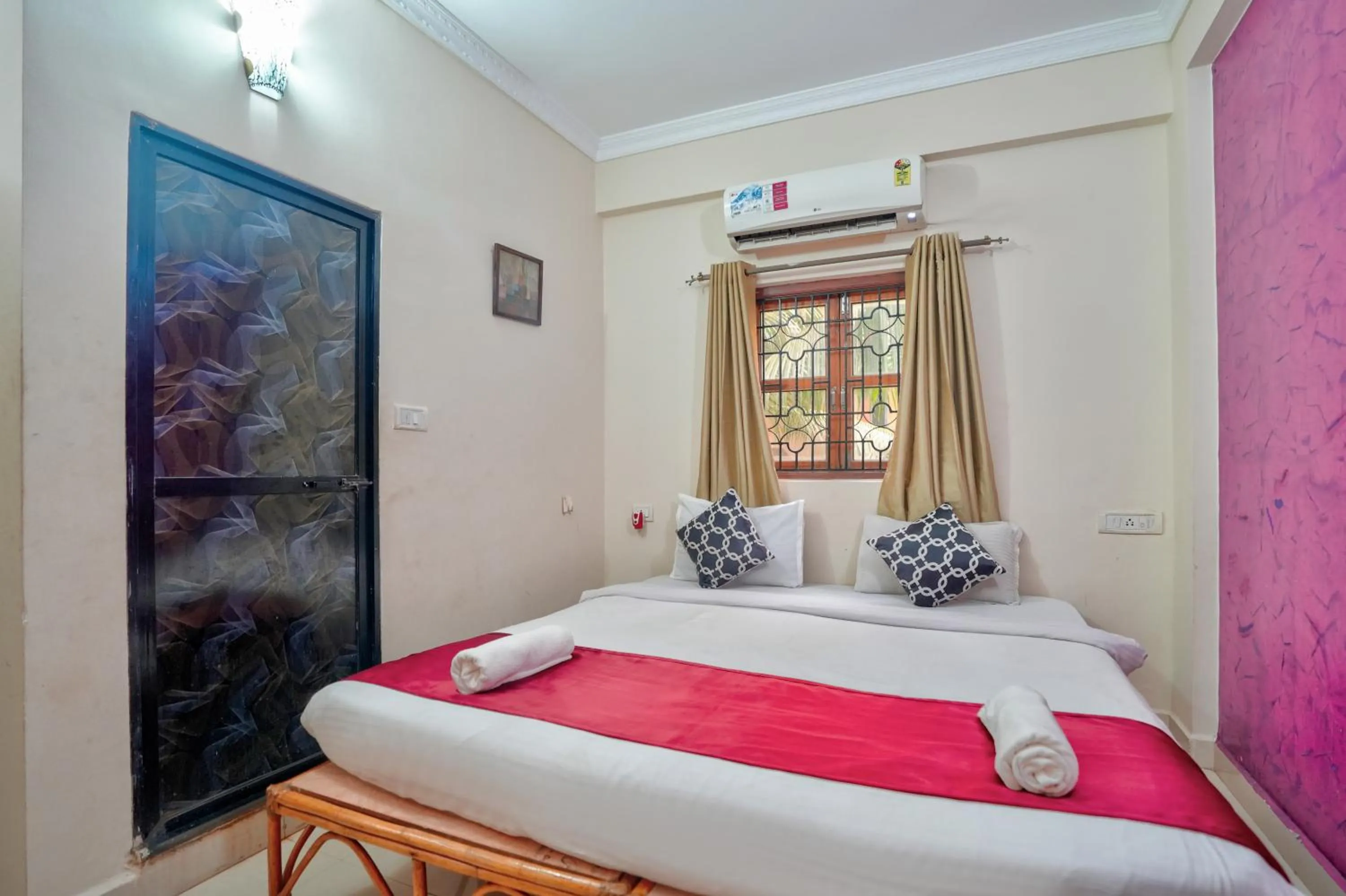 Bedroom, Bed in Hotel Leela Inn Candolim