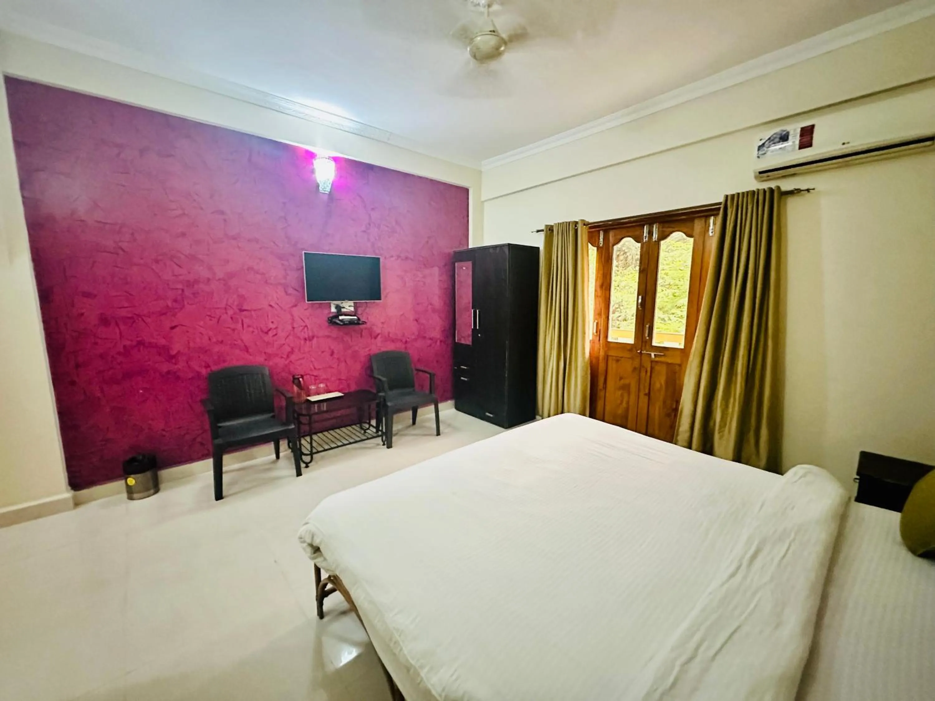Bedroom, Bed in Hotel Leela Inn Candolim