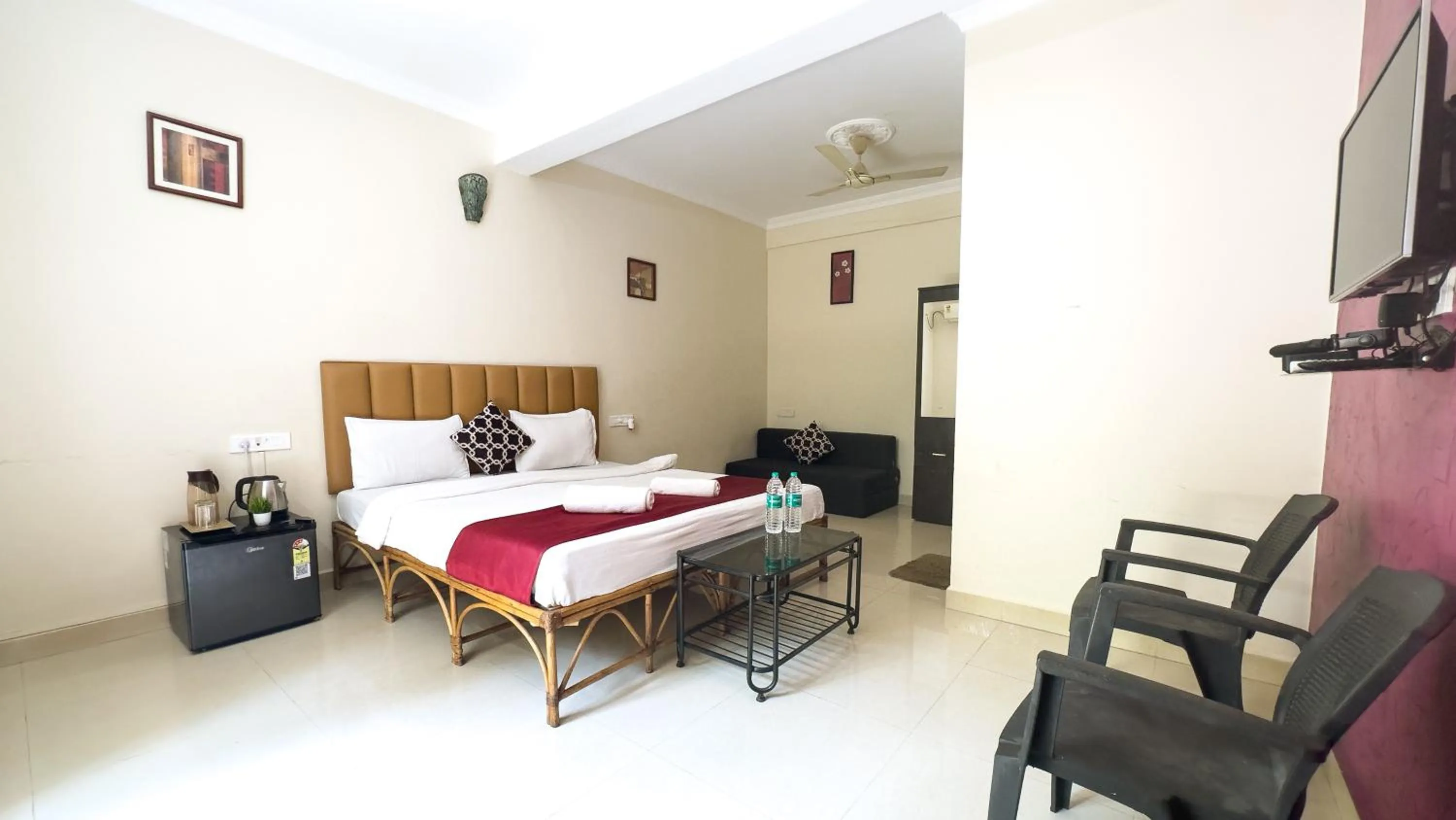 Photo of the whole room, Bed in Hotel Leela Inn Candolim