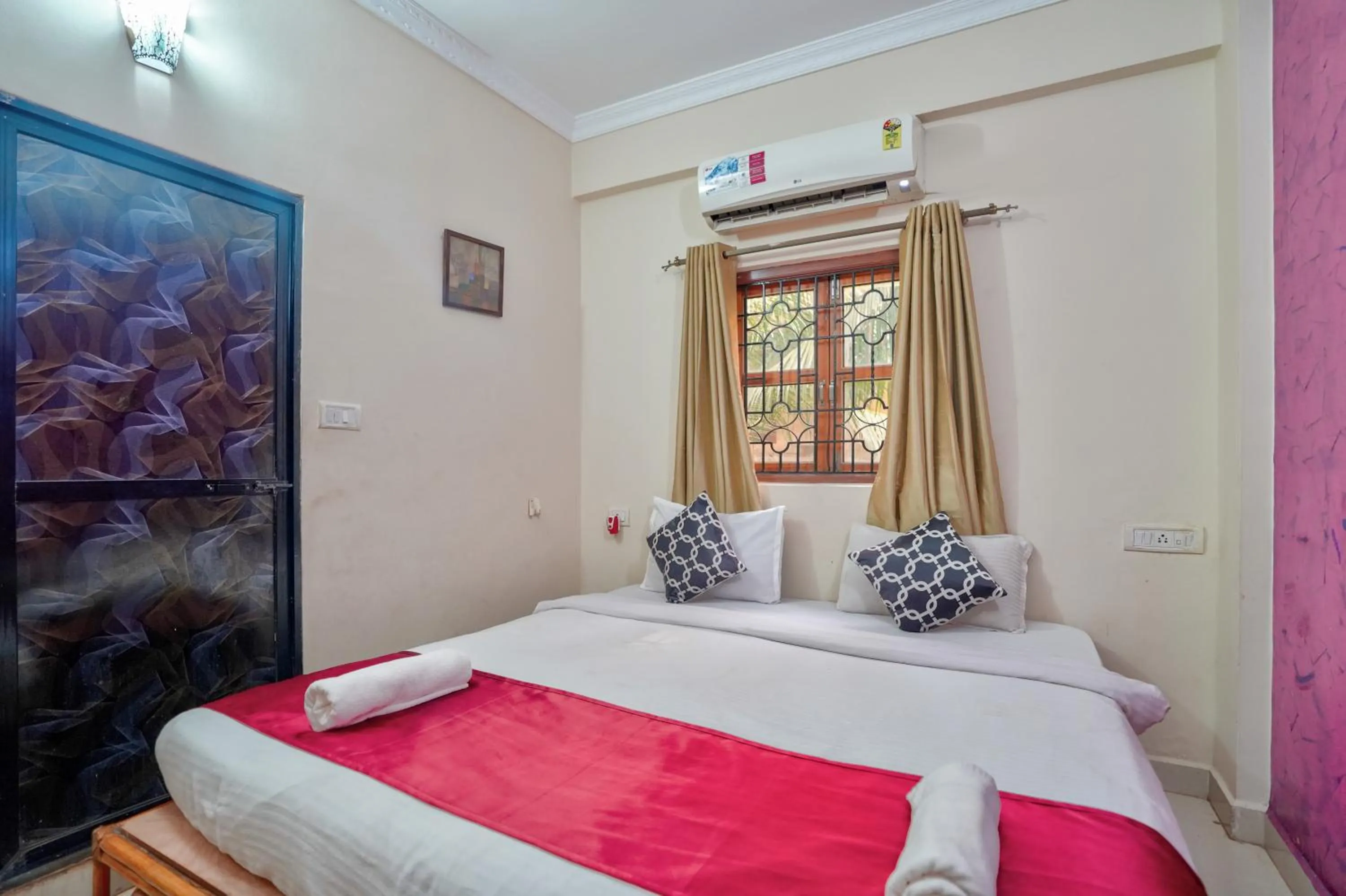 Bedroom, Bed in Hotel Leela Inn Candolim