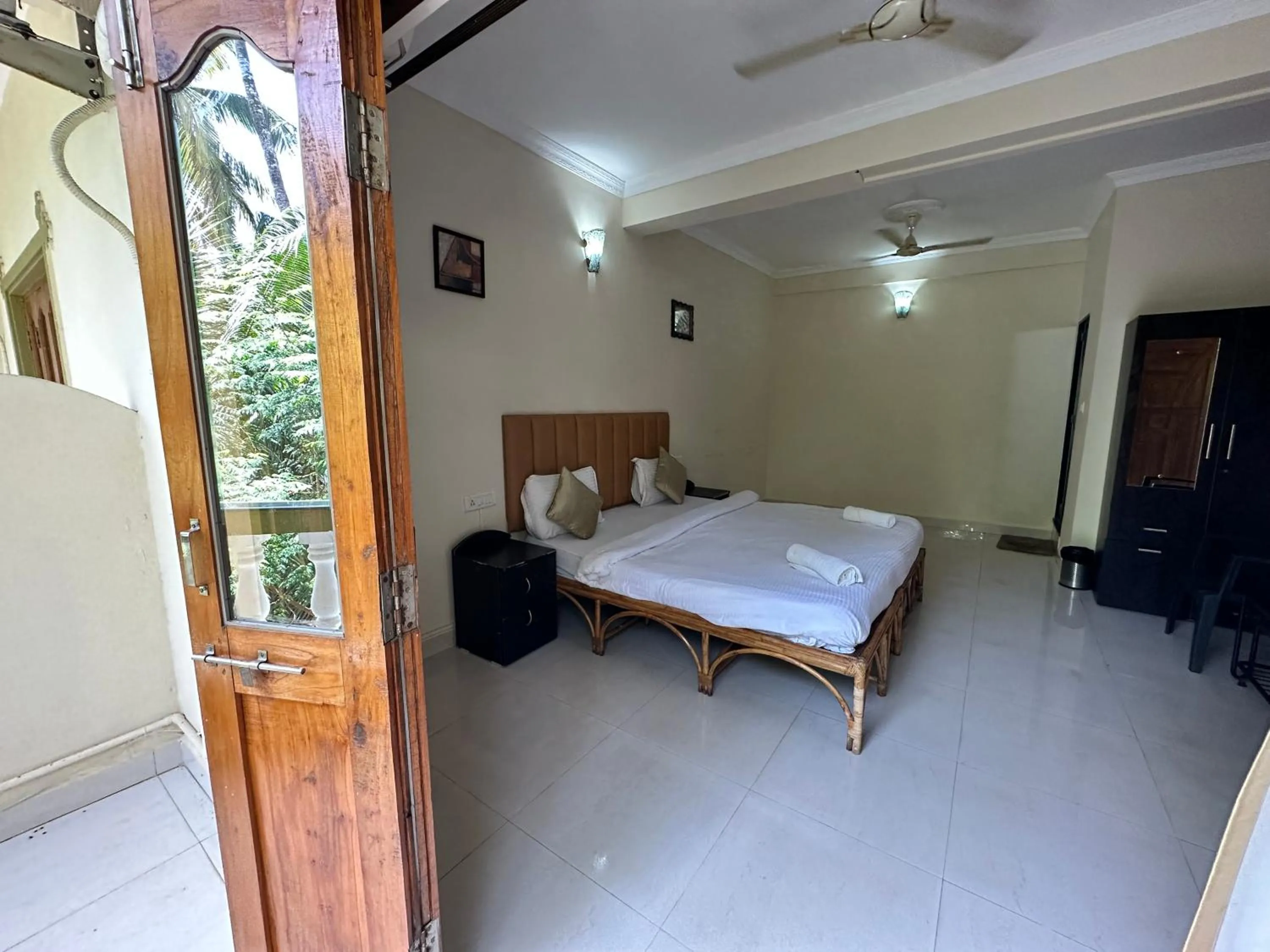 Photo of the whole room, Bed in Hotel Leela Inn Candolim