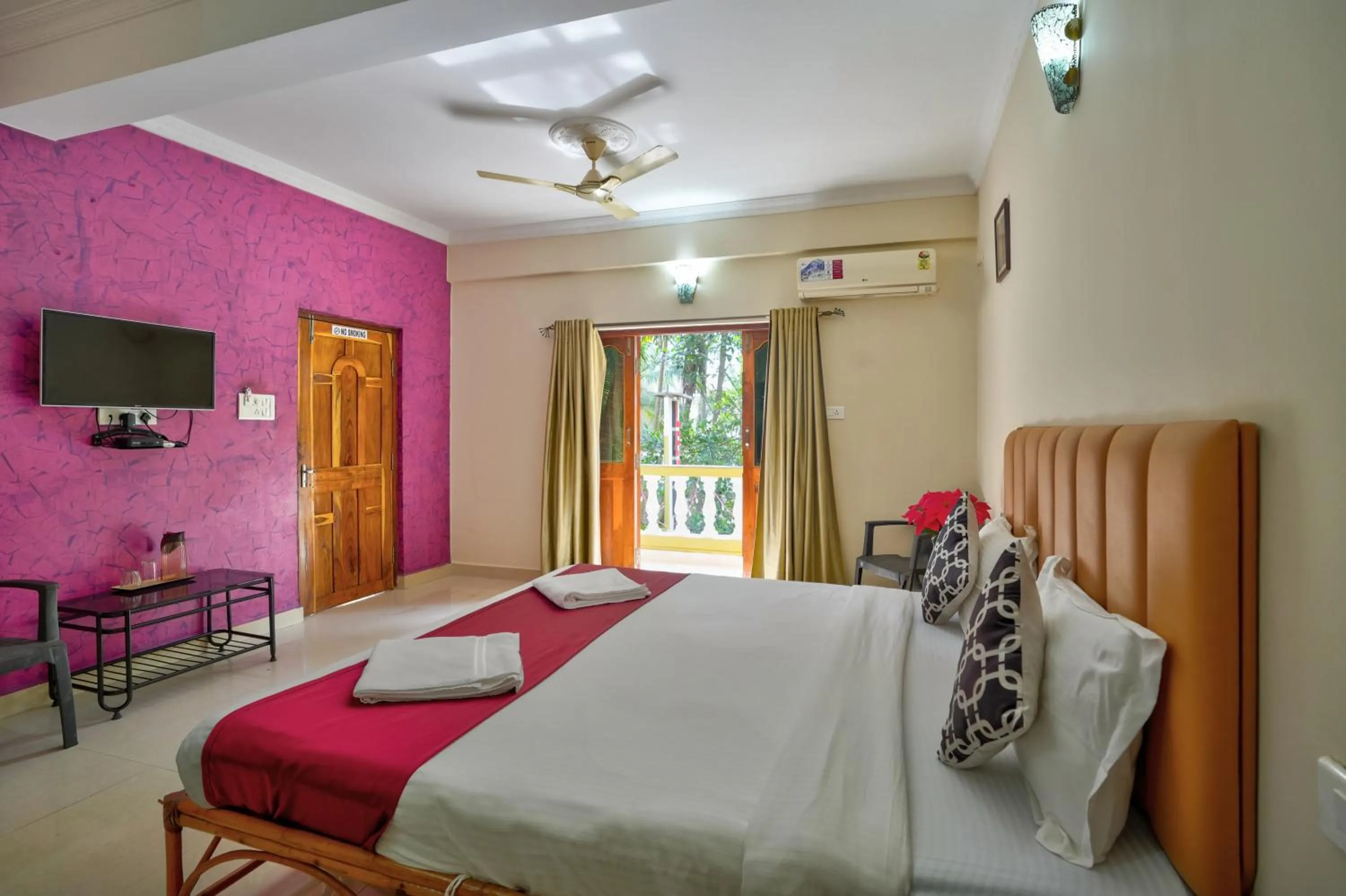Bedroom, Bed in Hotel Leela Inn Candolim
