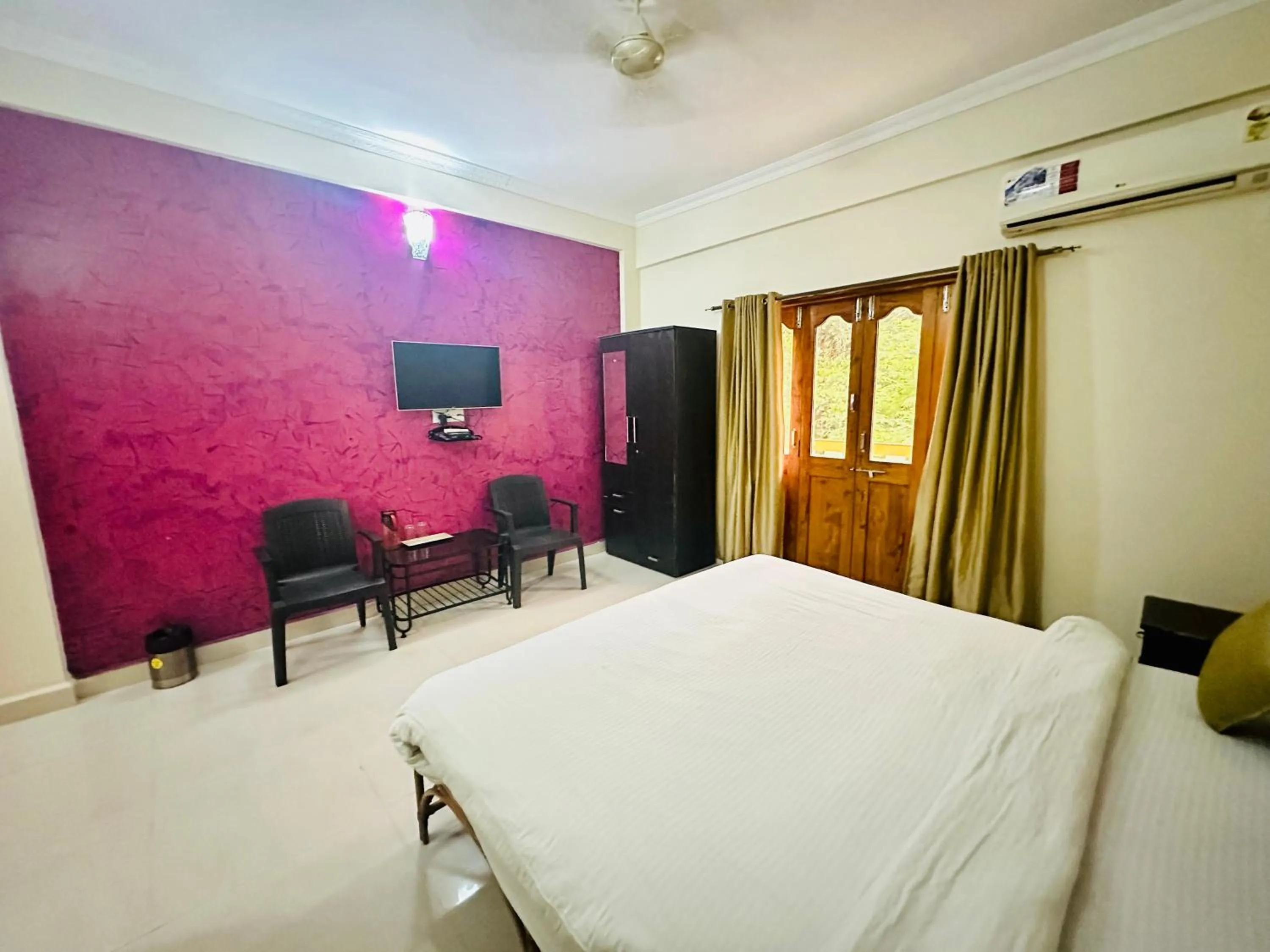 Bedroom, Bed in Hotel Leela Inn Candolim