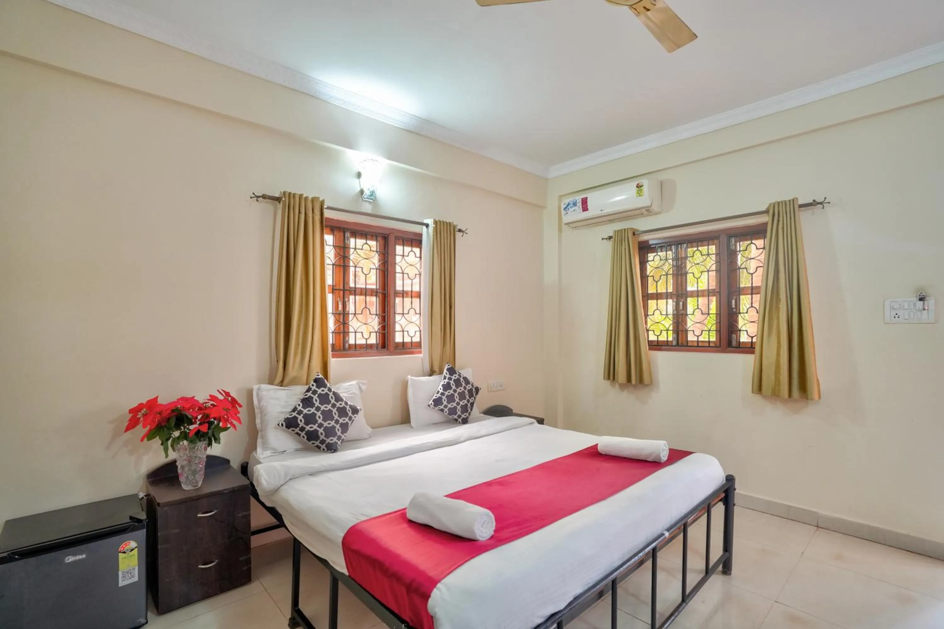 Bedroom, Bed in Hotel Leela Inn Candolim