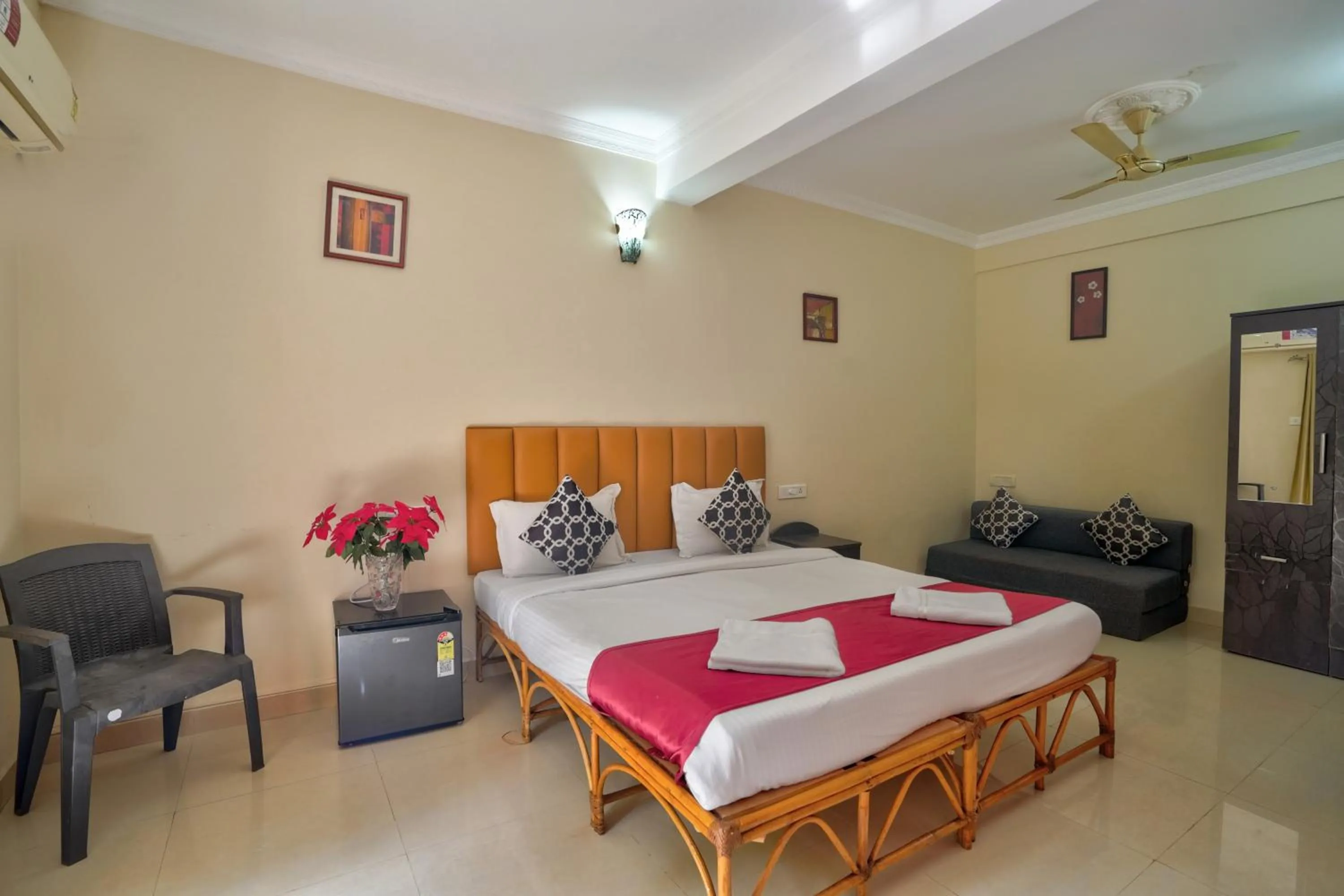 Bedroom, Bed in Hotel Leela Inn Candolim