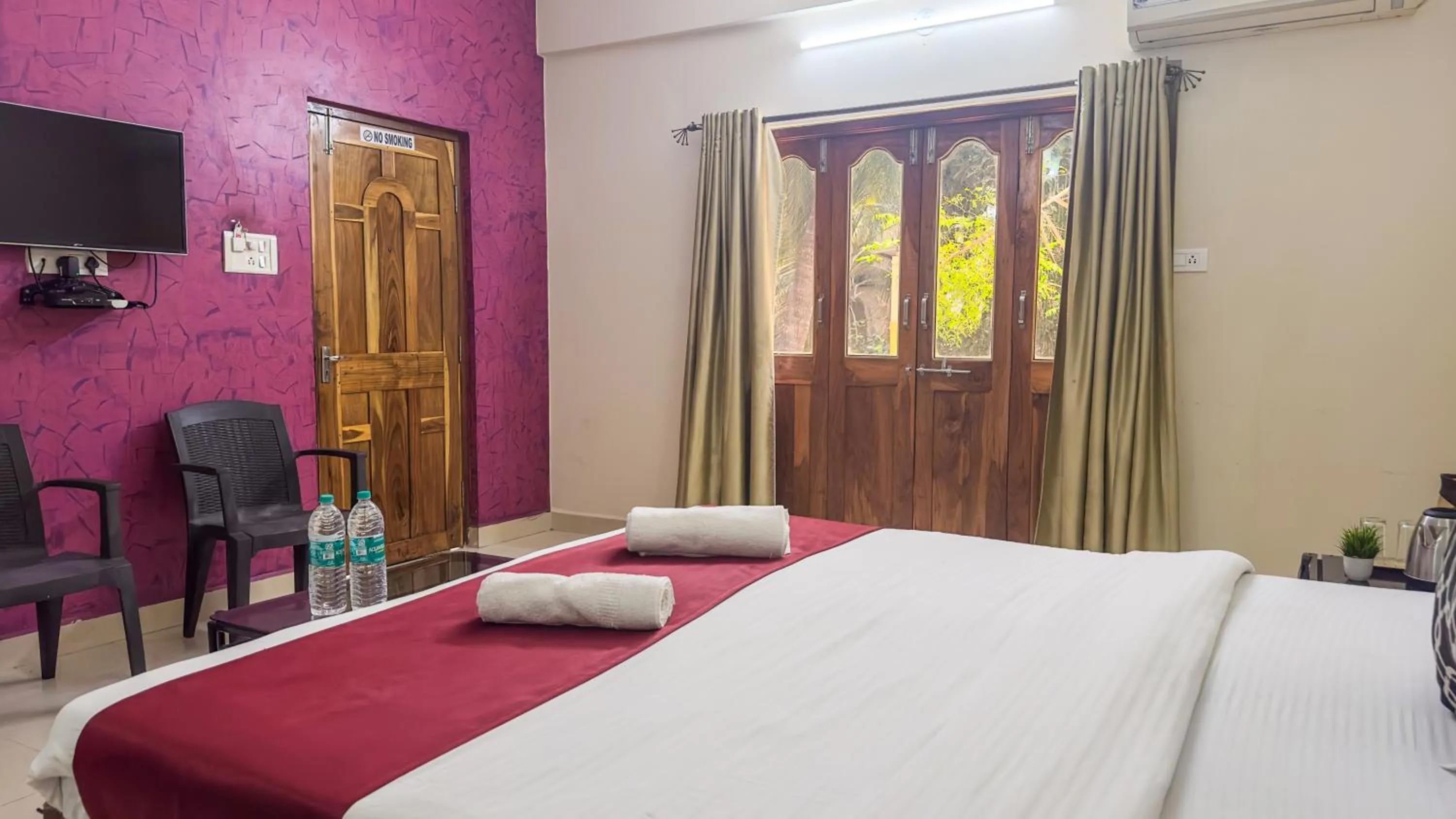 Photo of the whole room, Bed in Hotel Leela Inn Candolim