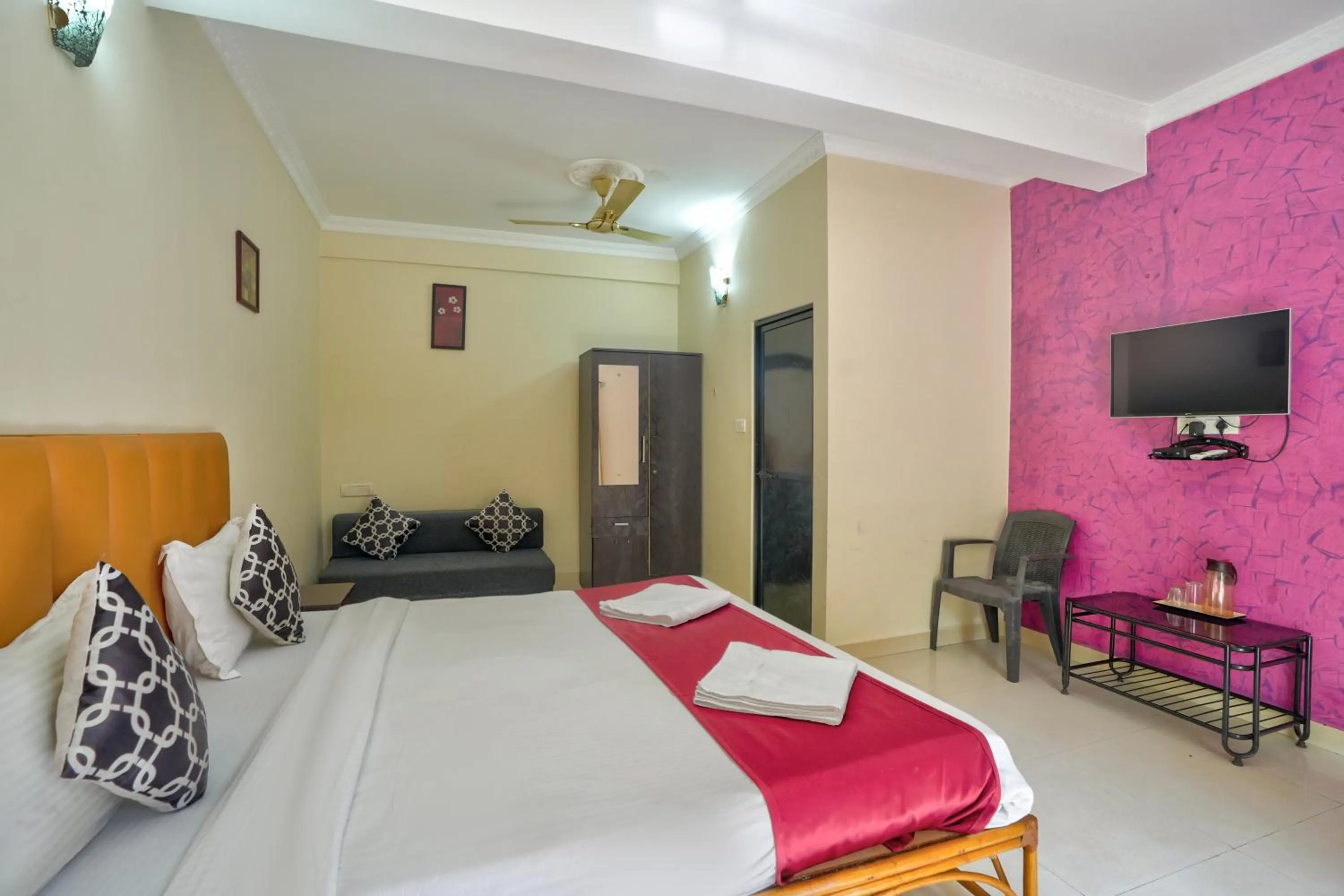 Bedroom, Bed in Hotel Leela Inn Candolim