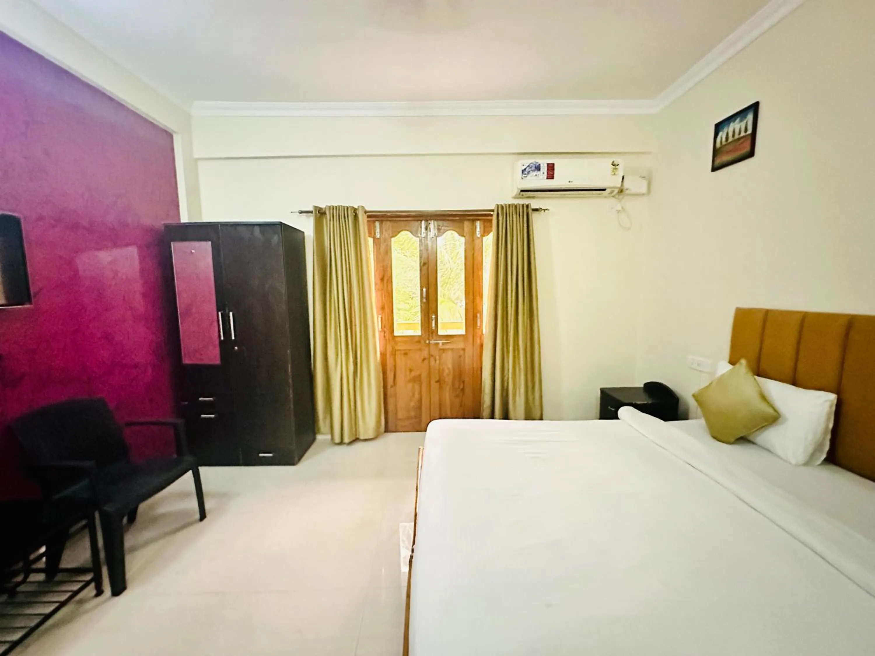 Bedroom, Bed in Hotel Leela Inn Candolim