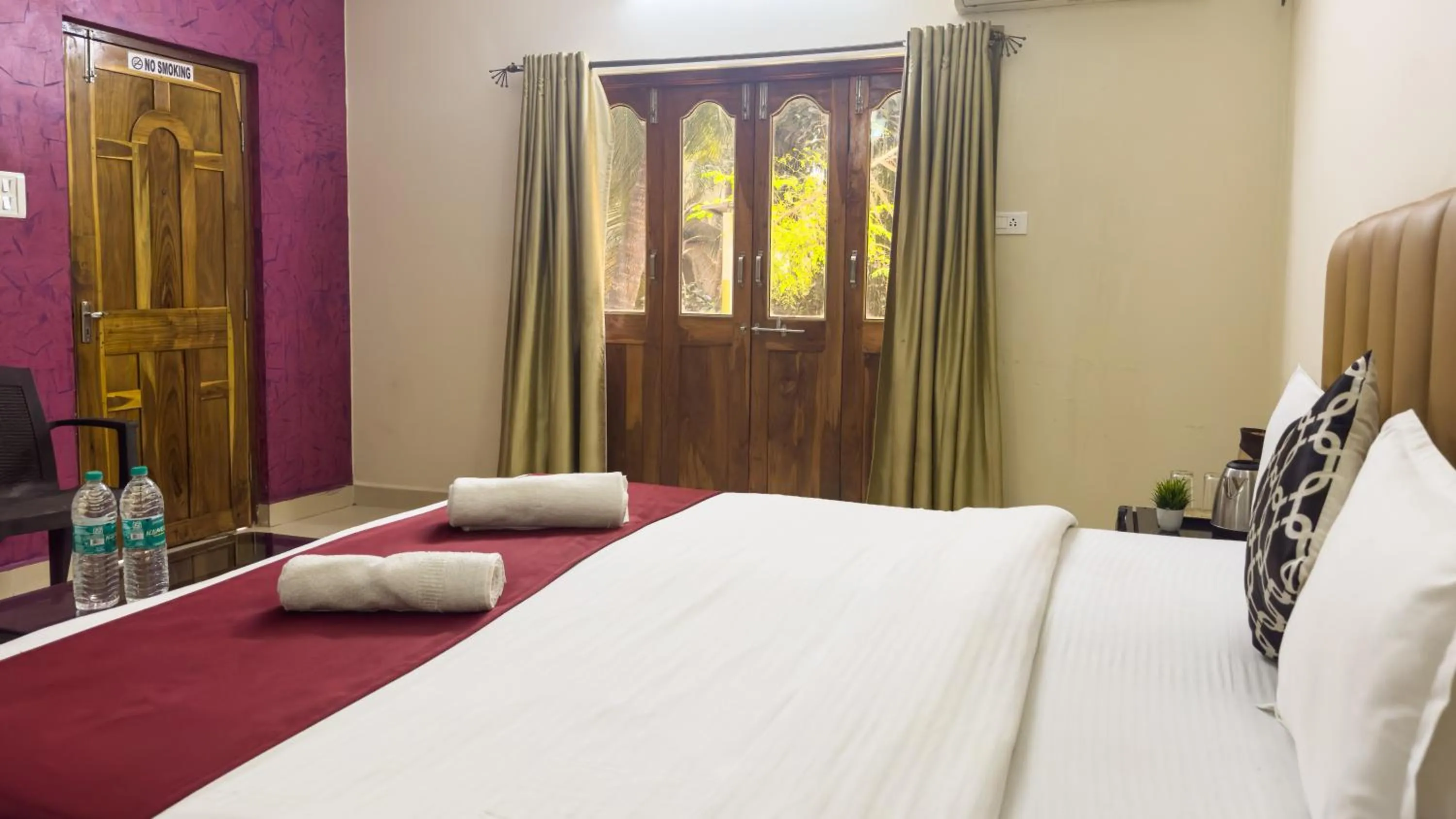 Photo of the whole room, Bed in Hotel Leela Inn Candolim