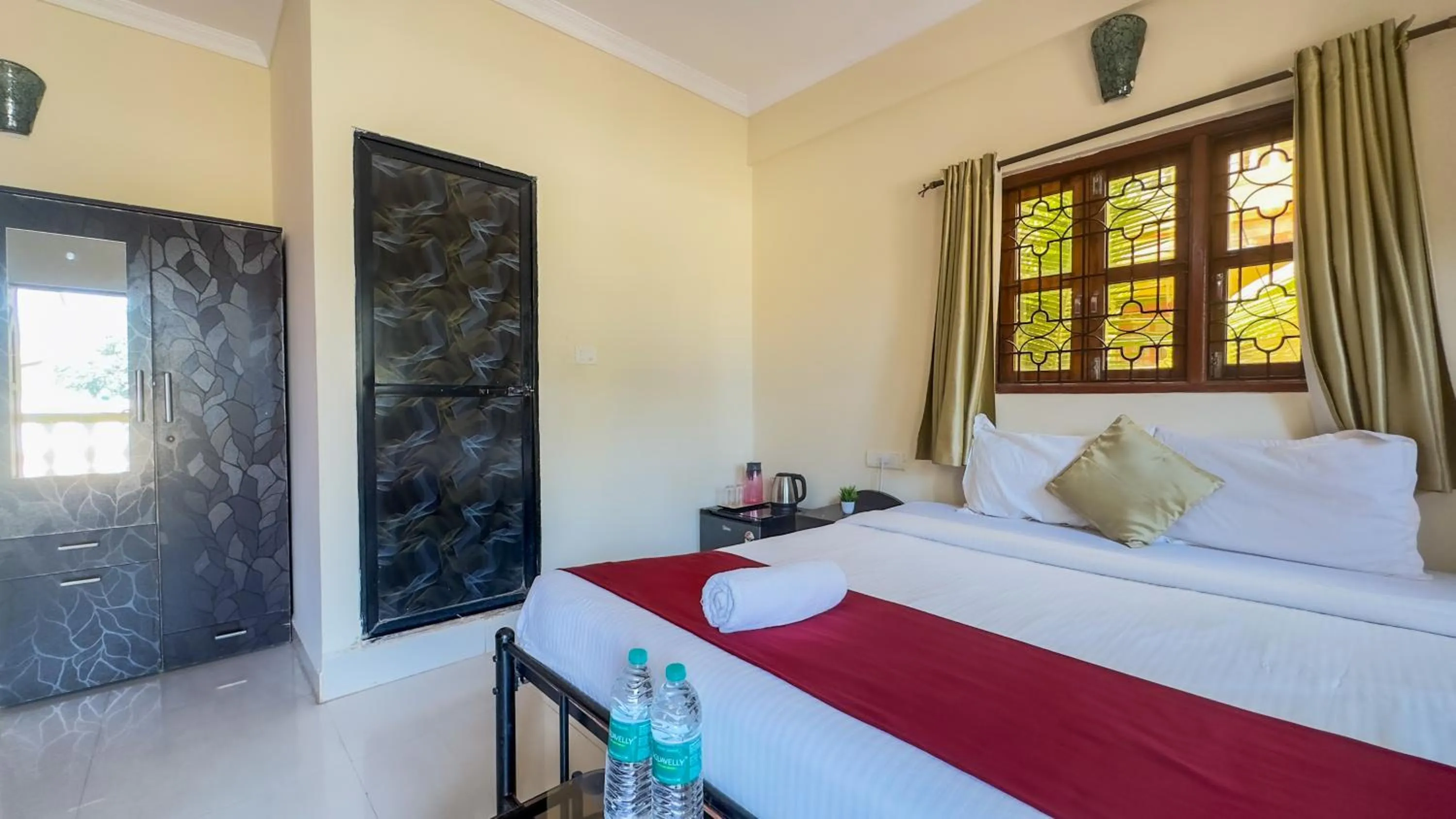 Bedroom, Bed in Hotel Leela Inn Candolim