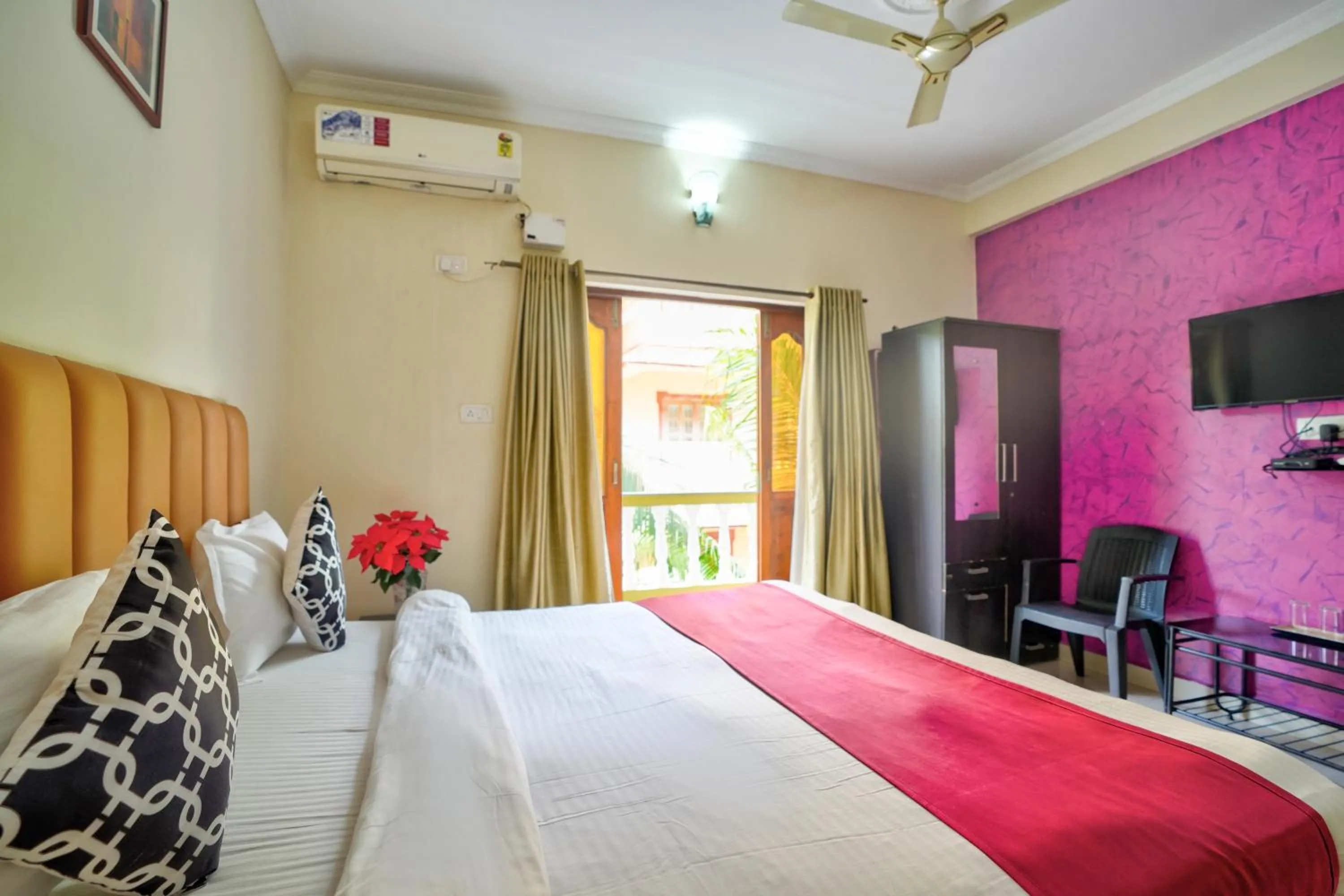 Bedroom, Bed in Hotel Leela Inn Candolim