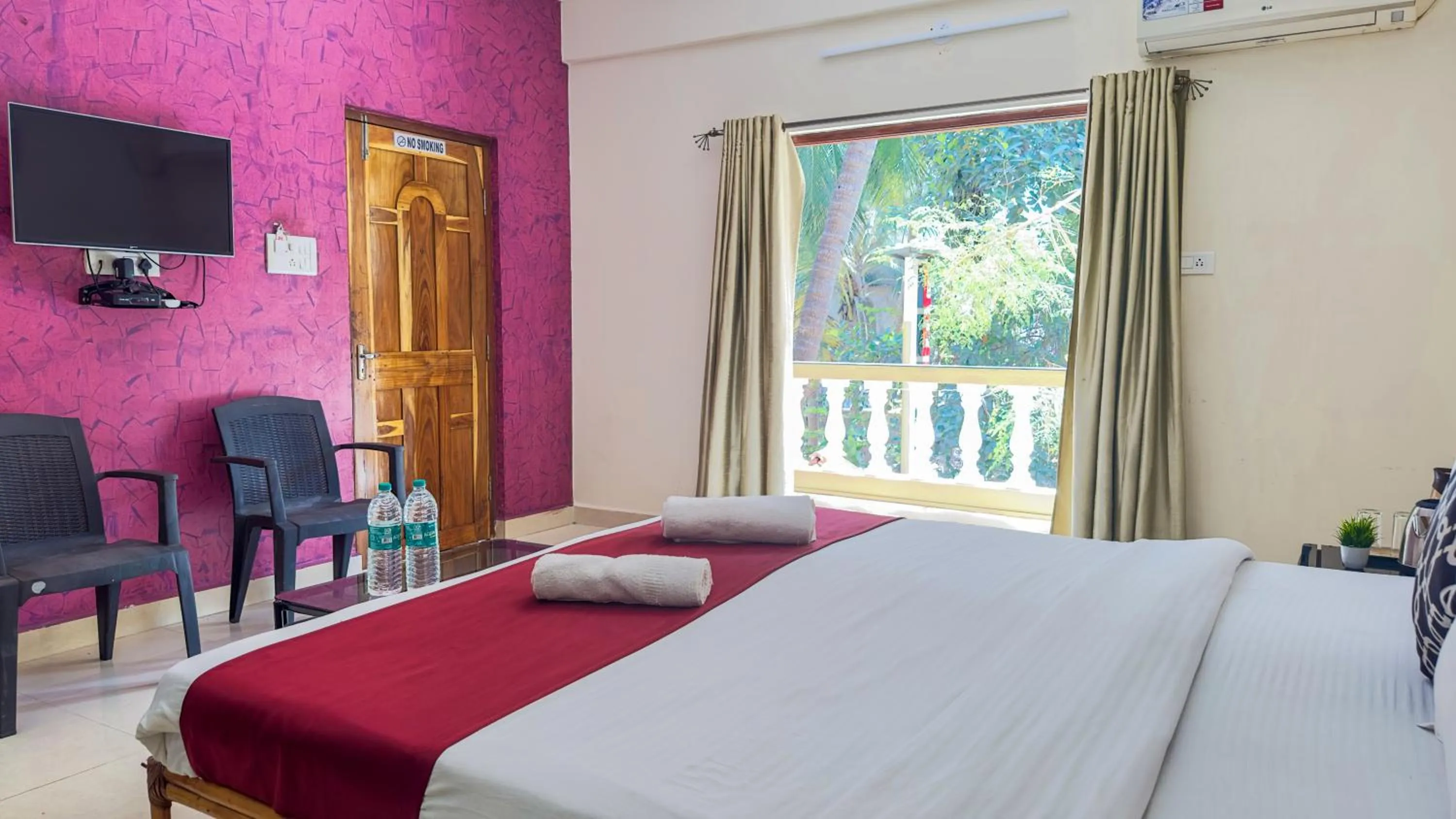 Photo of the whole room, Bed in Hotel Leela Inn Candolim