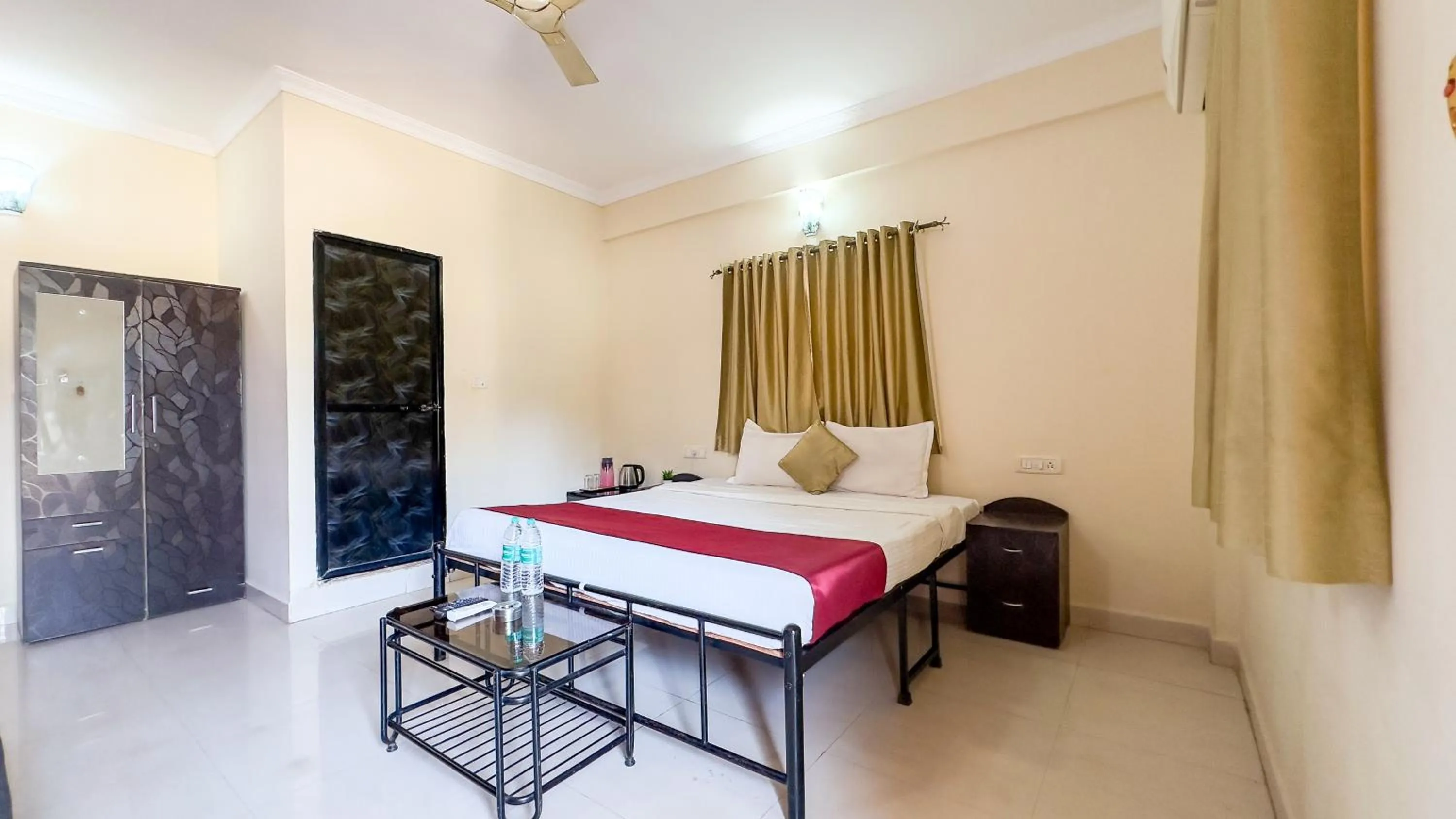 Bedroom, Bed in Hotel Leela Inn Candolim