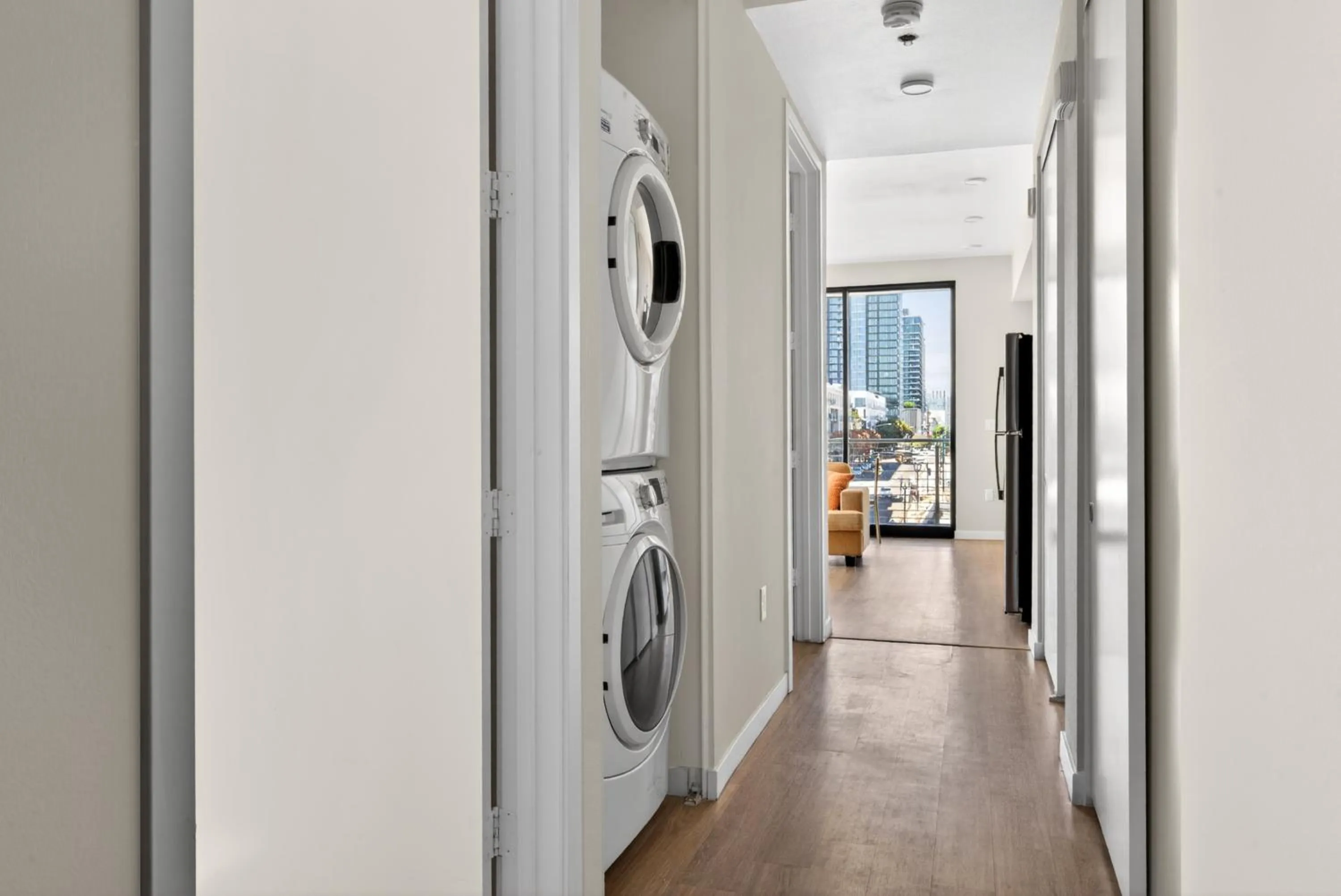 Modern Downtown Retreat Balcony Rooftop Views