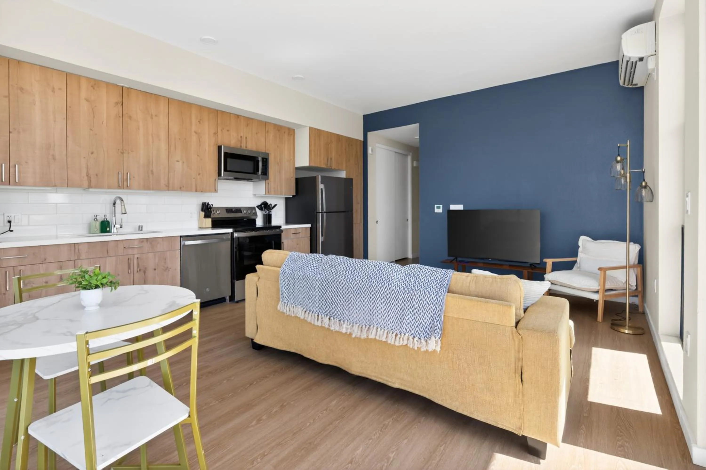 Modern Downtown Retreat Balcony Rooftop Views