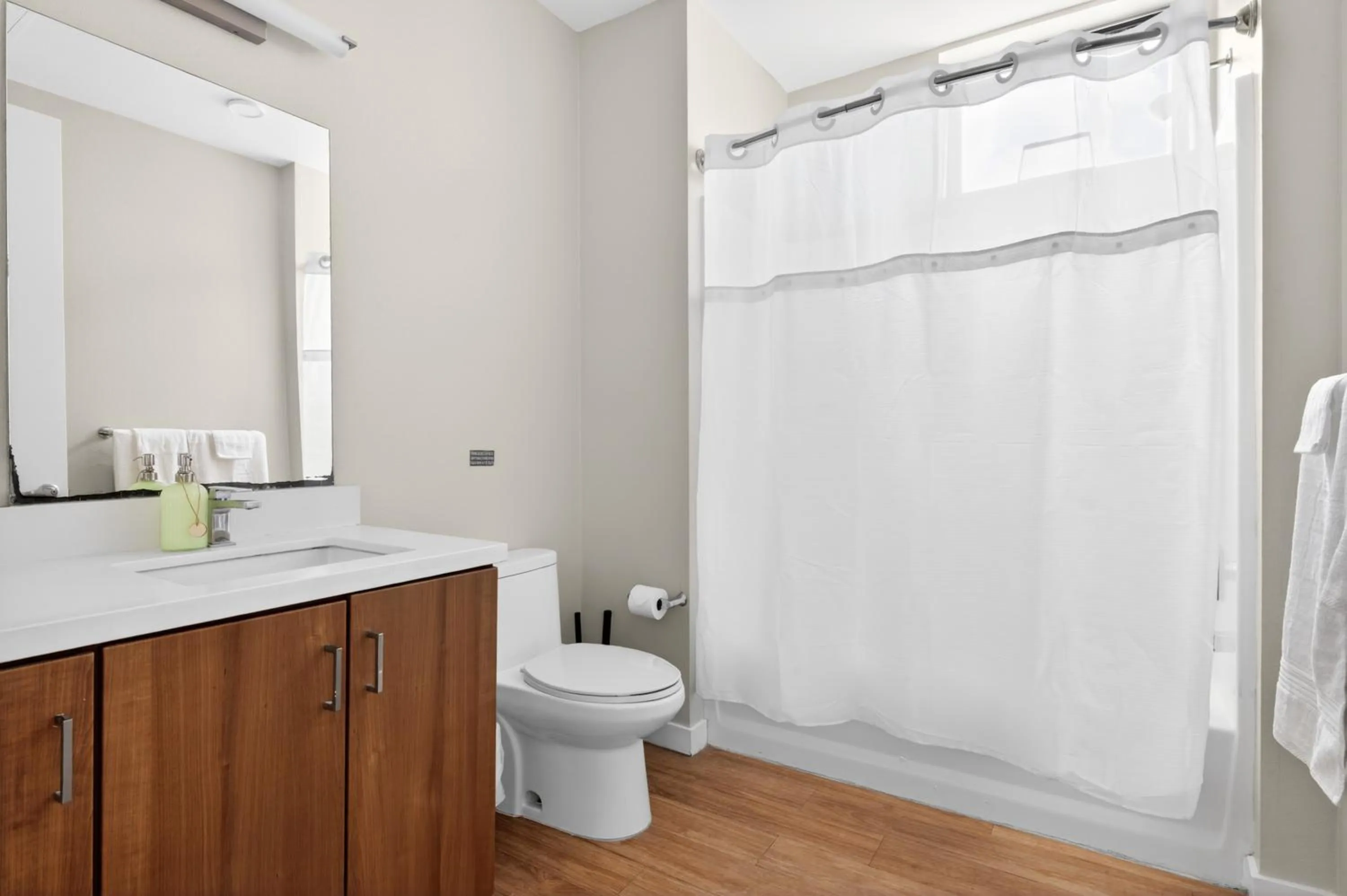 Modern Downtown Retreat Balcony Rooftop Views