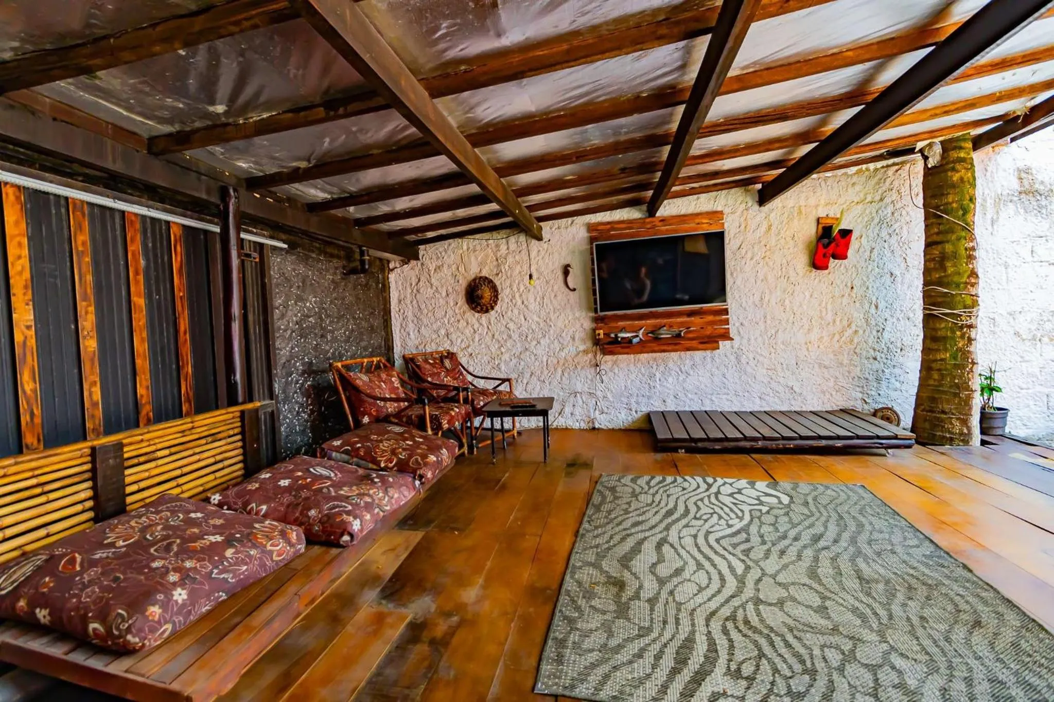 Communal lounge/ TV room in Pousada Maré Alta - MARESIAS