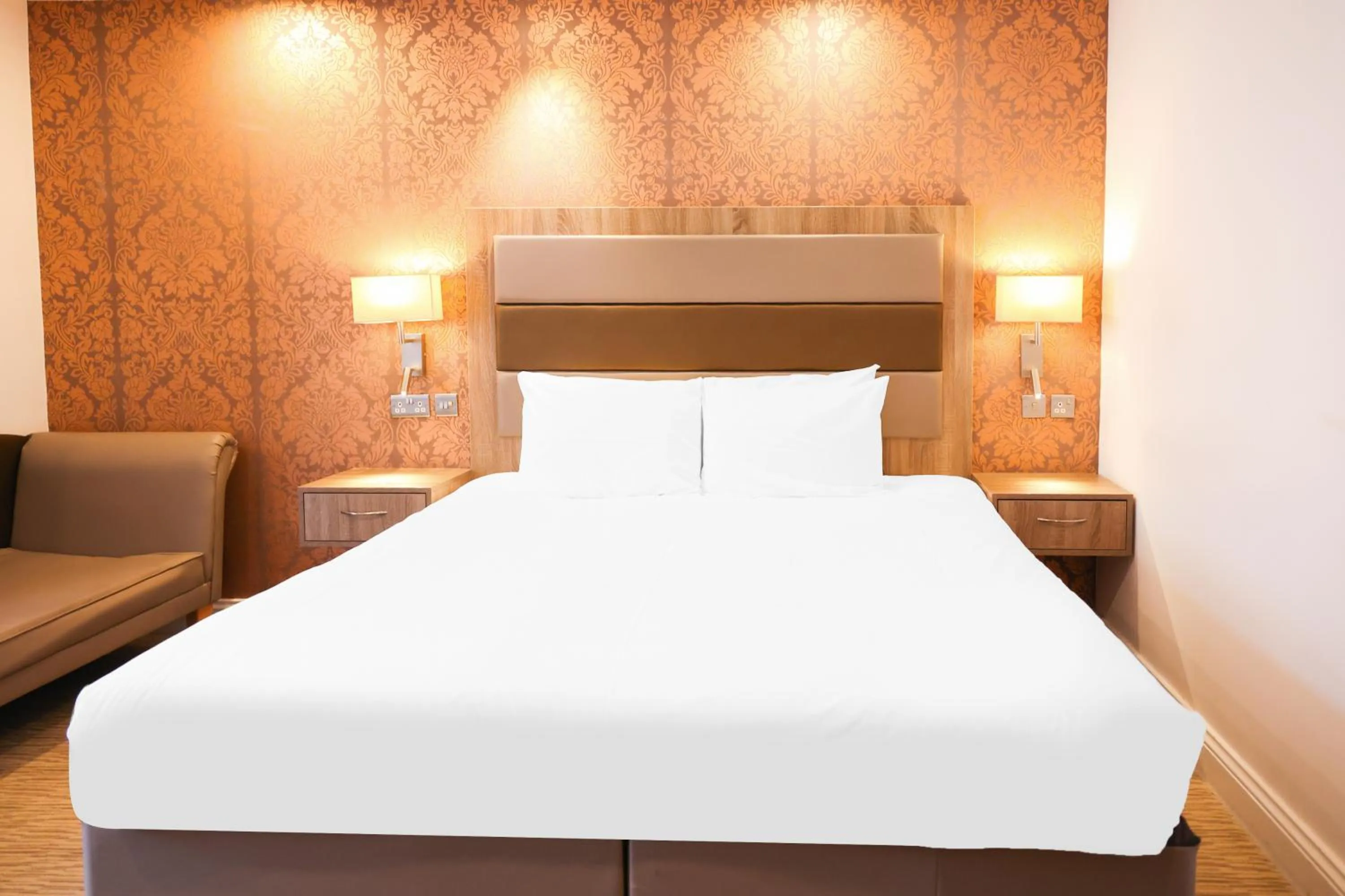 Photo of the whole room, Bed in OYO Tong Park Hotel