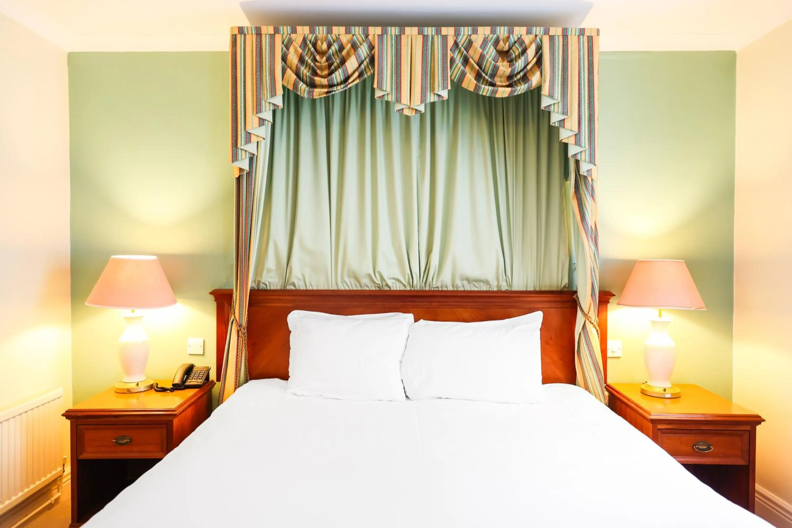 Bedroom, Bed in OYO Tong Park Hotel